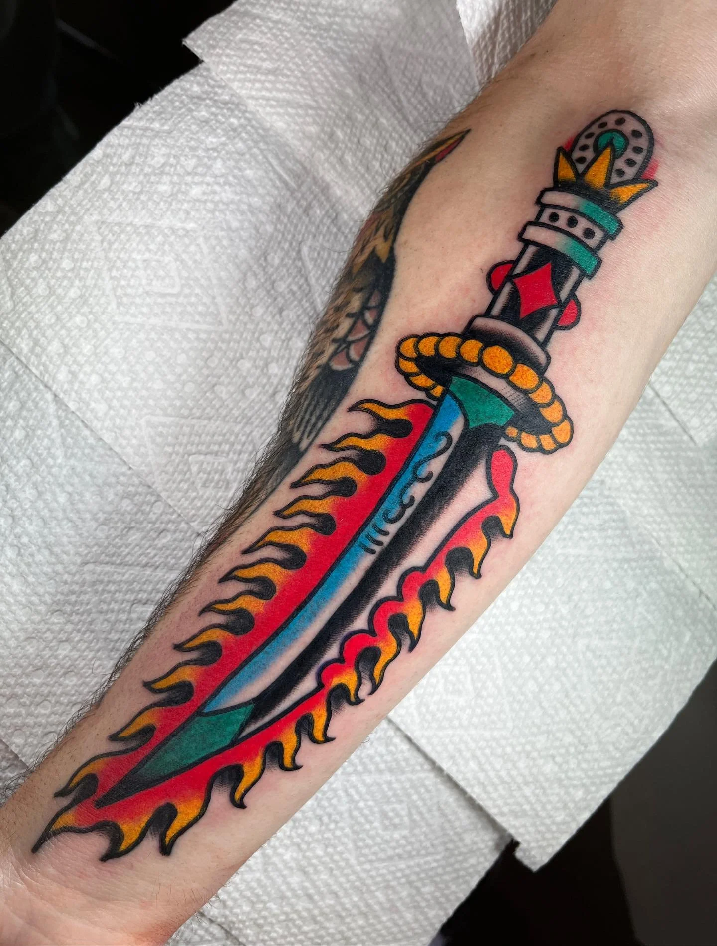 🌞TATTOO🌞
A big dagger for my new pal Chris. A killer set of knees for heather and some flash for Ben! Thank y&rsquo;all so much for getting tattooed! 
BOOKING LINK IN BIO!
Find me @twinsunschapelhill and @twinsunsdurham 
.
.
#tattoo #americantradit