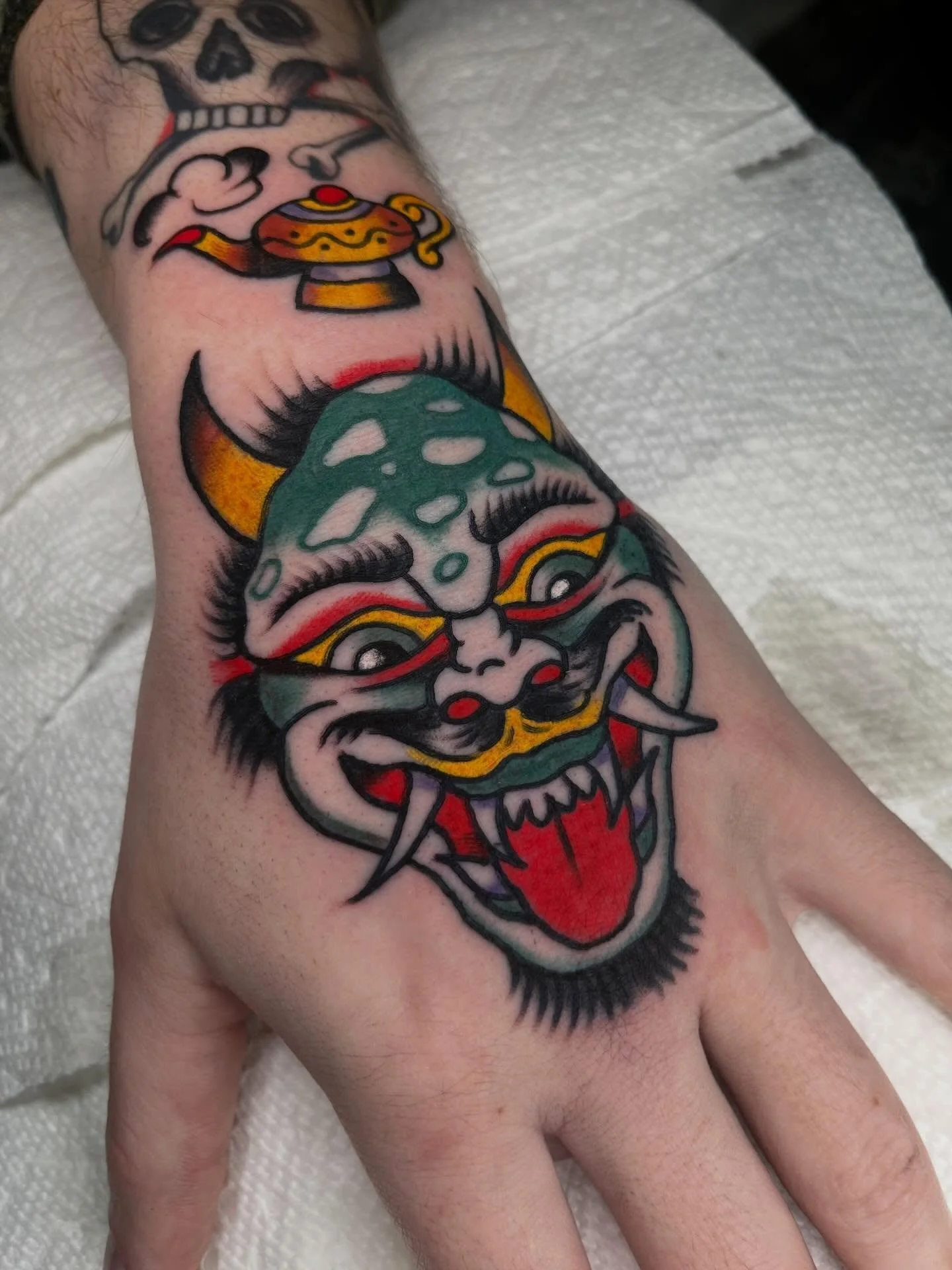 🌞TATTOO🌞
Tattoos made with love!
Find me @twinsunsdurham and @twinsunschapelhill 
.
.
.
#tattoo #americantraditional #bold #nctattooers #traditional