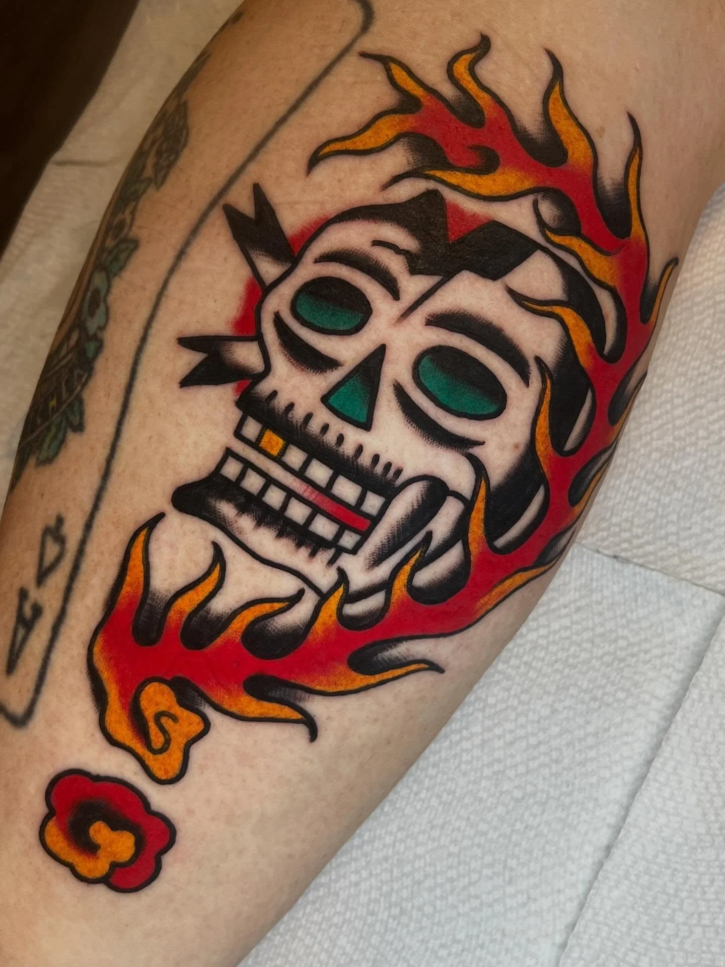 🌞TATTOO🌞
Some recent tattoos I enjoyed making! 
Made with love @twinsunsdurham and @twinsunschapelhill 
Link in bio to book! 
#tattoo #americantraditional #bold #nctattooers #durham