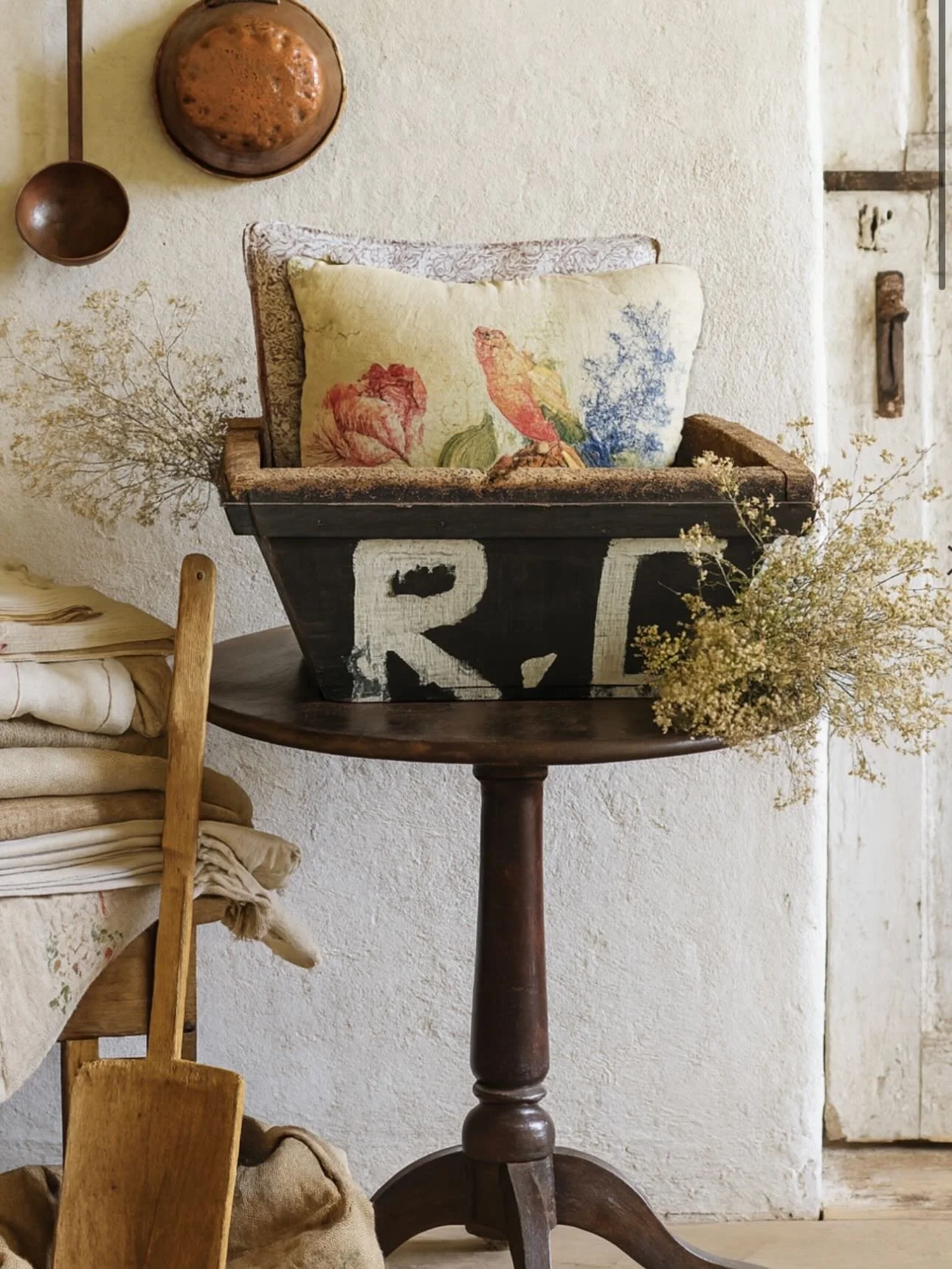 The weekend is here!

Which is an invitation to slow everything down &mdash;
especially at home.

As our website has just gone live, we&rsquo;re sharing a few coups de c&oelig;ur &mdash; pieces chosen to make weekends feel calmer,
more grounded, and 