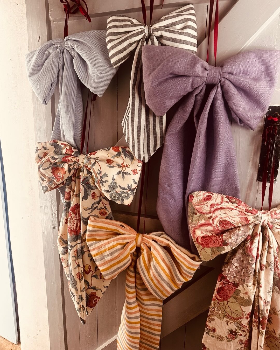 A small gathering of linen bows, made quietly at home here in the cottage in the Cotswolds ✨

Each one is sewn from beautiful European linens chosen for their softness, texture, and timelessness. The two floral bows are especially dear to me &mdash; 