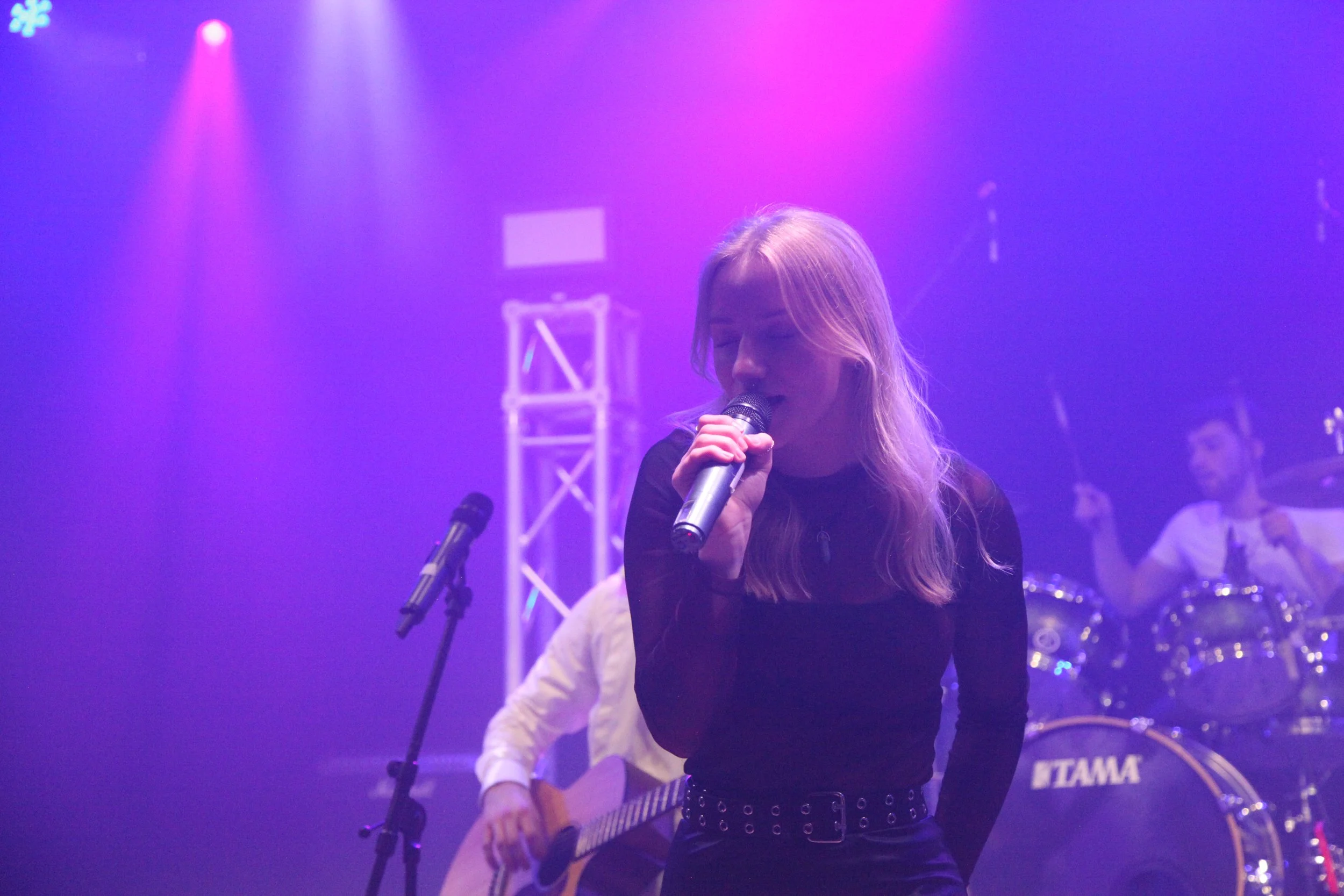 Sängerin und Gitarristin Therese bei Dogs Out 2024: Murdogs Band