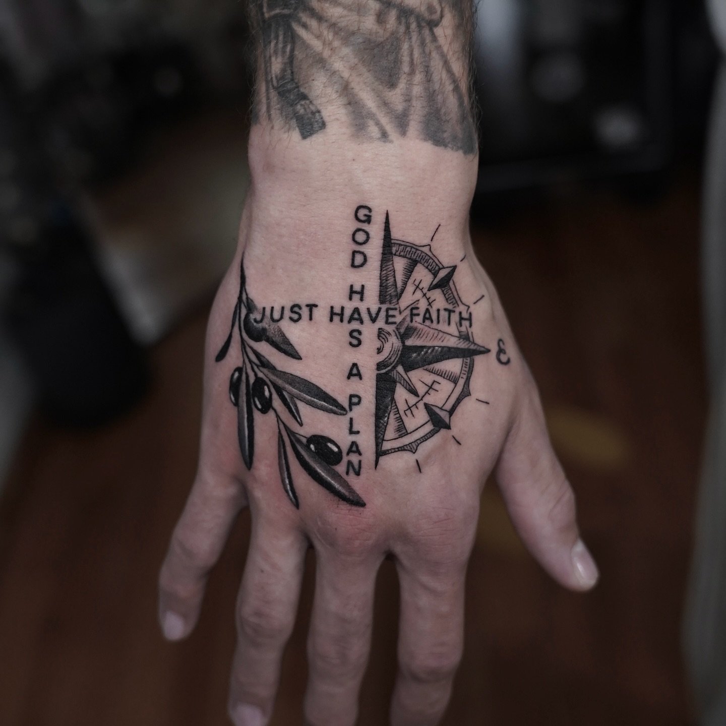 hand tattoo by @nyima_tattoo 
.
.
.
.
.
#nyc #inked #nyctattoo #fy #tibetantattooartistnyc