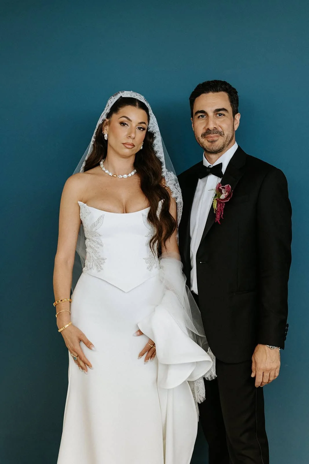 Modern wedding couple portrait with clean background by Mexico wedding photographer