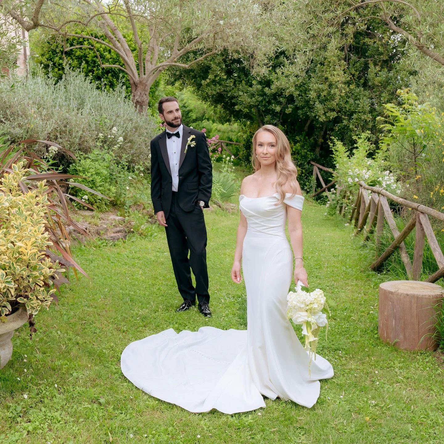 C+E were married in the rolling hills of Umbria by their two best friends surrounded by their closest friends and family. I can&rsquo;t think of a more fitting setting than this destination Italy wedding for these two sophisticated stunners ✨ @eskibe
