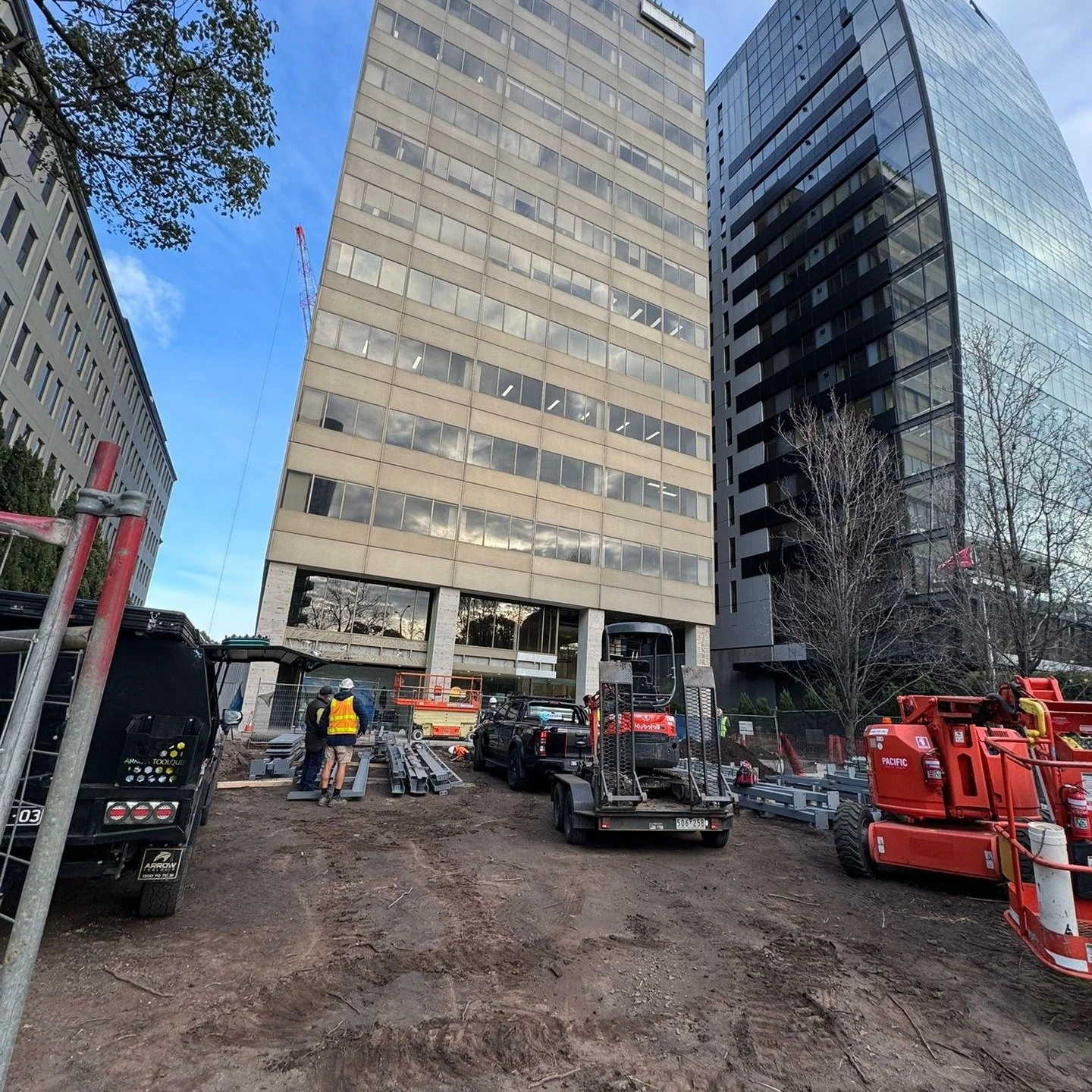 📍 432 St Kilda Road is transforming!
Marwood has officially kicked off works on the new canopy and pergola, bringing fresh energy to this iconic address. 🏗️

✅ Structural steel is now complete
☕ New undercover caf&eacute; seating
🌿 Pond and lush l