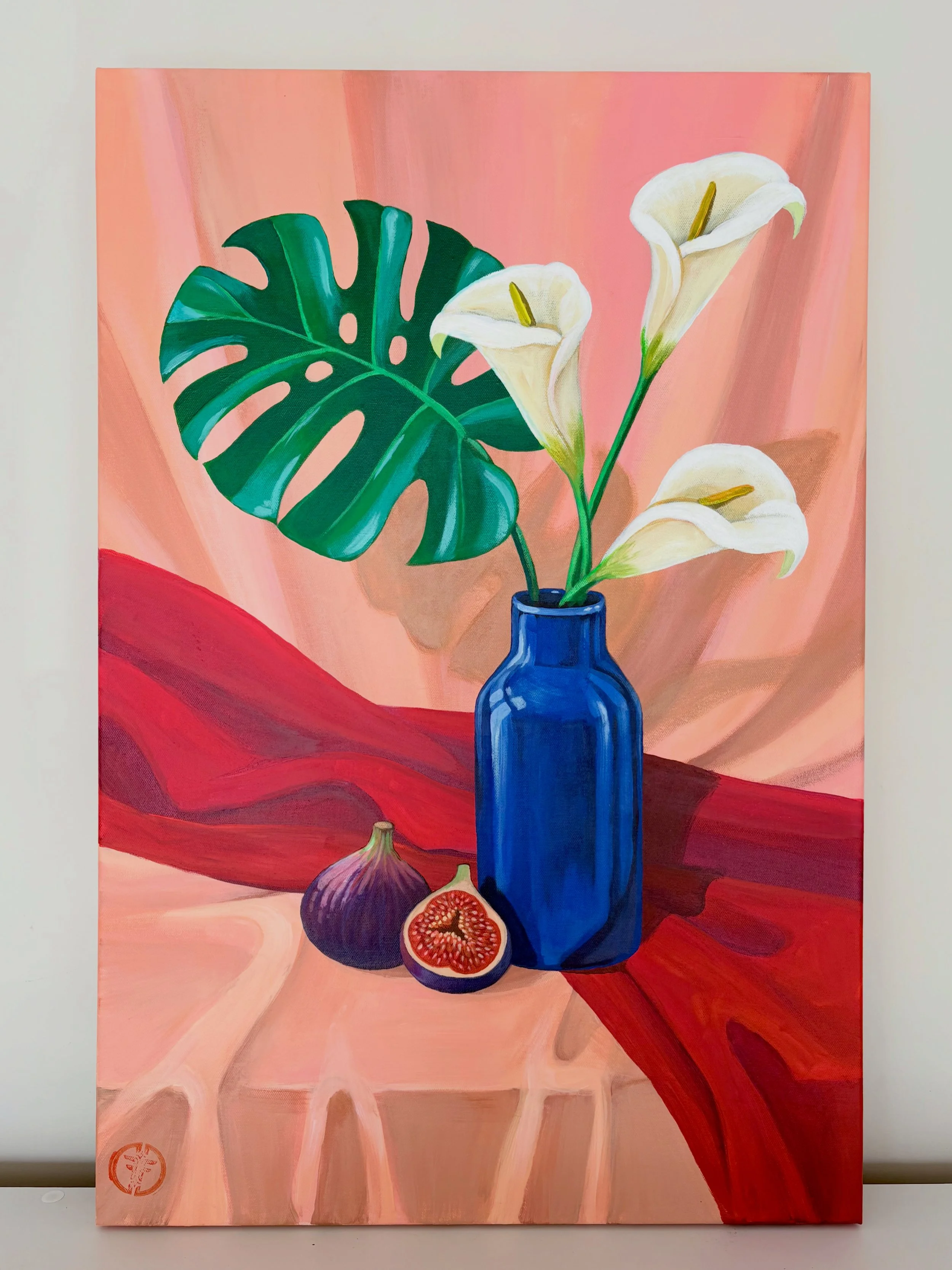 A painting of white calla lilies in a blue vase with a monstera leaf, a fig, a halved fig, and an orange on a pink and red background.
