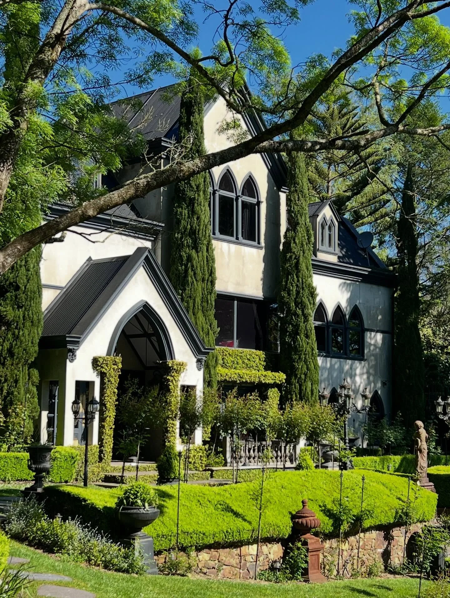 🌿💫 We spent the most gorgeous night up in Sassafras at our friends Anthony and Karen&rsquo;s place&hellip; and honestly&hellip; this garden is straight out of a dream 😍✨

Everywhere you look&hellip; perfectly trimmed hedges&hellip; towering cypres
