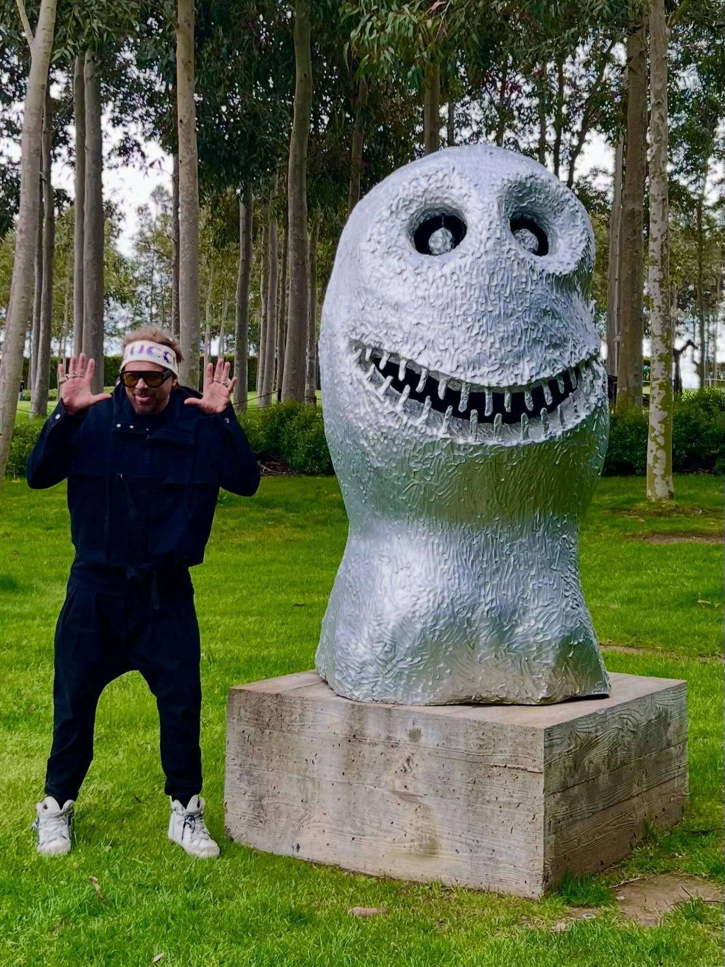 What a fantastic day at Point Leo Estate&hellip; surrounded by art&hellip; nature&hellip; and that incredible creative energy that makes you feel alive 🎨🌳

Ugo Rondinone&rsquo;s Sunrise East beaming under the gums&hellip; a moment of pure joy and p