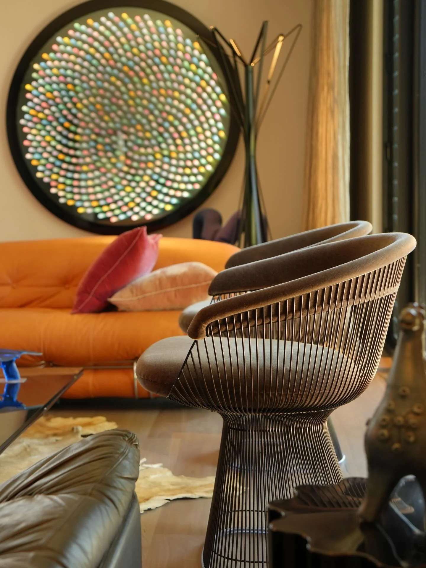 My home&hellip; my heart 🤍
This room is where everything gently slots together&hellip;
Warm tones wrapping the space&hellip; burnt orange&hellip; honeyed timber&hellip; soft browns and calm neutrals grounding it all
Colour drifts through like a quie