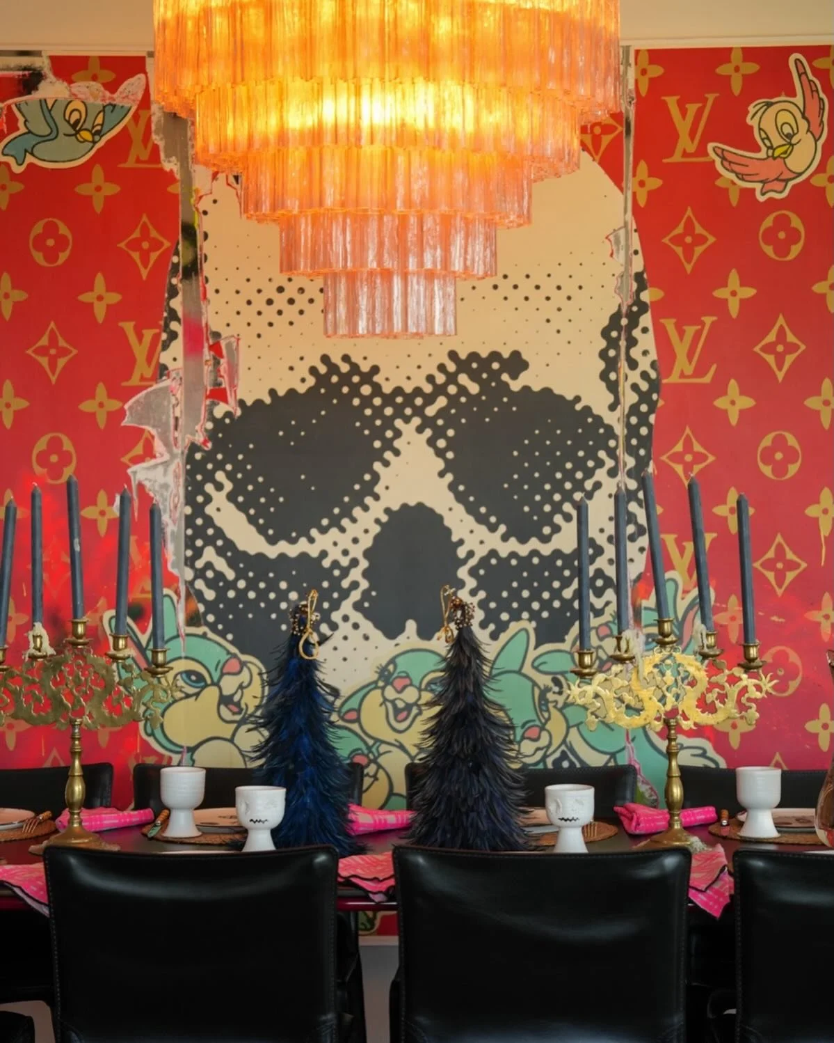 It is beginning to look a lot like Christmas 🎄✨

Big glow energy&hellip; bold colour crashes&hellip; a chandelier doing all the talking&hellip; and a table dressed for mischief and long lunches.
Nothing shy here&hellip; everything turned up&hellip; 