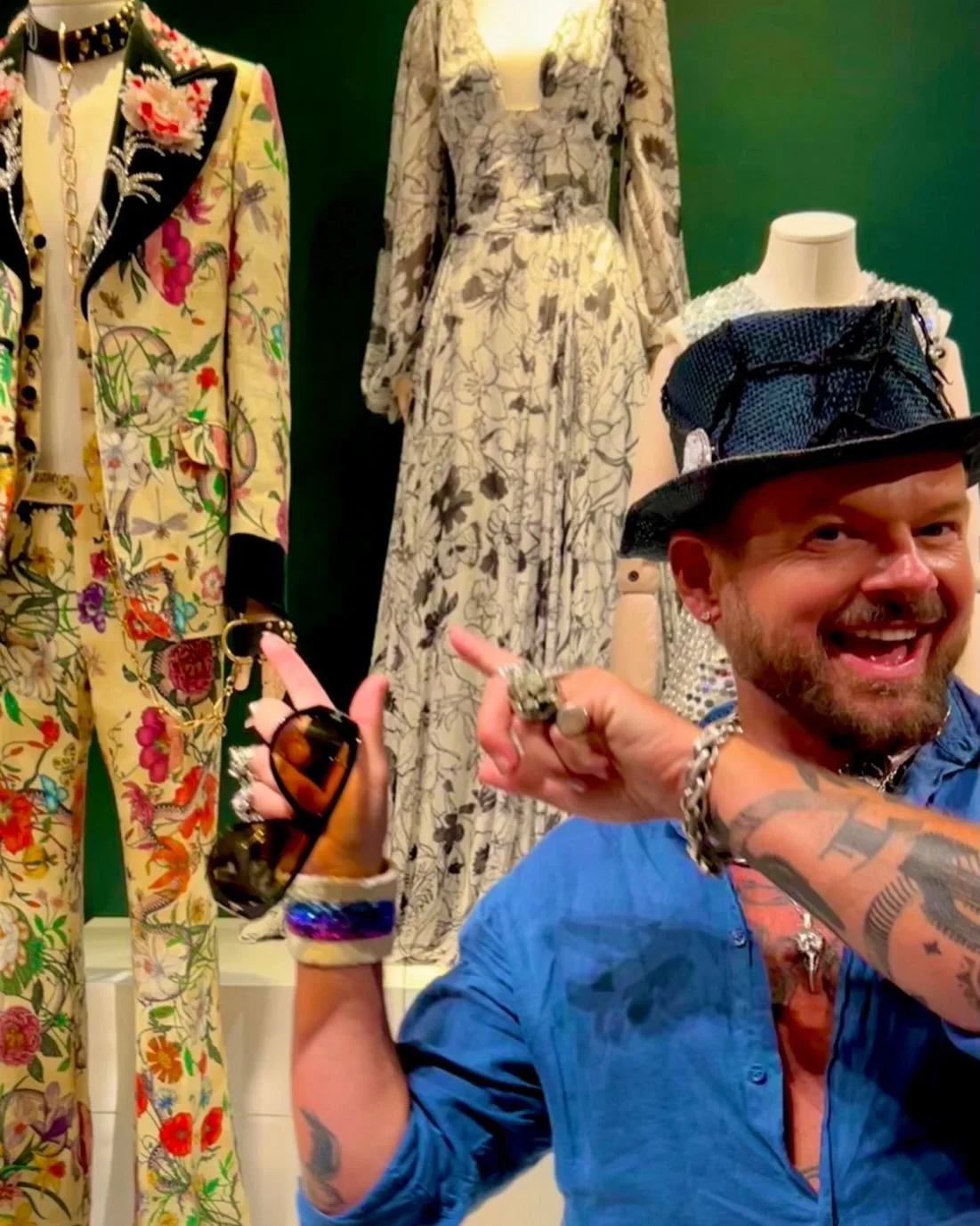 Garden party tonight&hellip; and of course the age-old question&hellip; what on earth do you wear 🌿✨

Flashback to Milan&hellip; standing in front of this absolute dream of a piece at the Gucci Museum&hellip; bold florals&hellip; sharp tailoring&hel