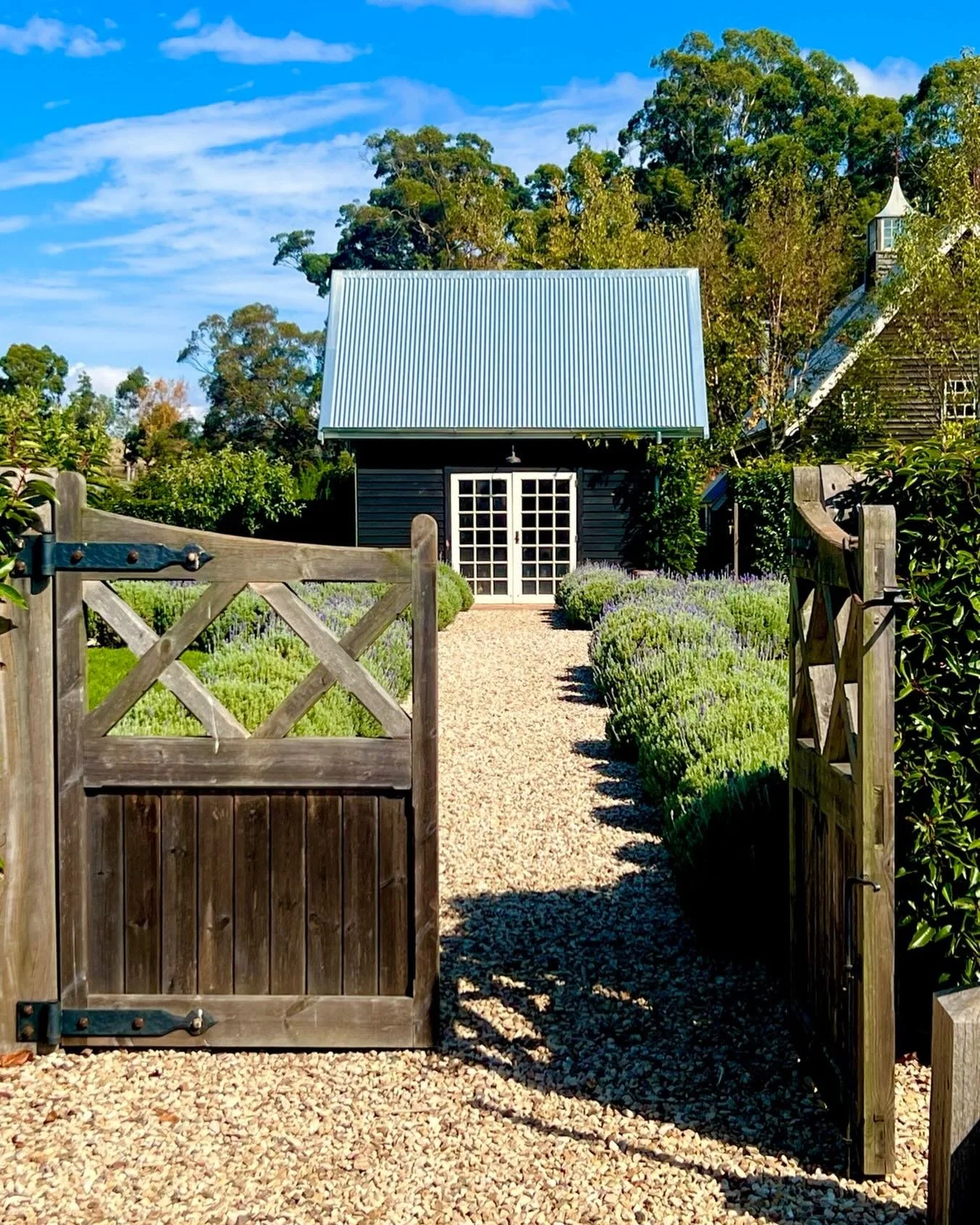 A garden like this&hellip; doesn&rsquo;t happen overnight&hellip; it&rsquo;s layered&hellip; considered&hellip; nurtured over time&hellip; 🌿

Chestnut Farm&hellip; what Kelli and David have created here is nothing short of magic&hellip; room after r