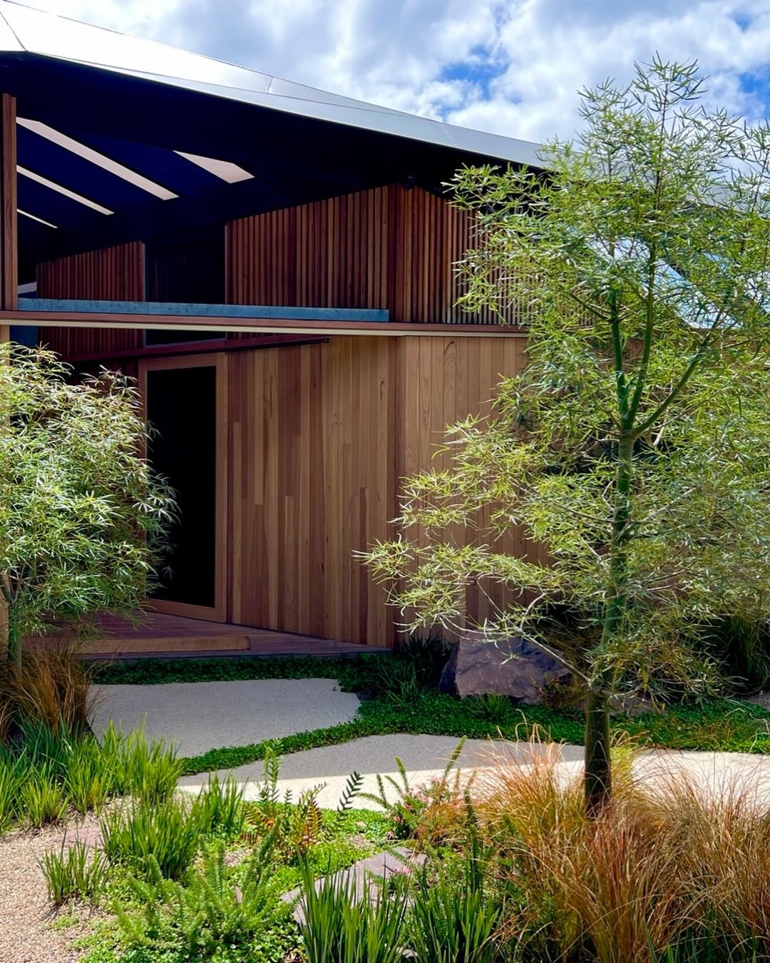 🌿 KROSS HOUSE 🌿&hellip;. and 4 months on&hellip;. @granddesignsau 

One of the things I love most about this project is how the landscape and architecture work together as one. Designed by the talented team at  FIGR Architecture￼ and built by  Vivi