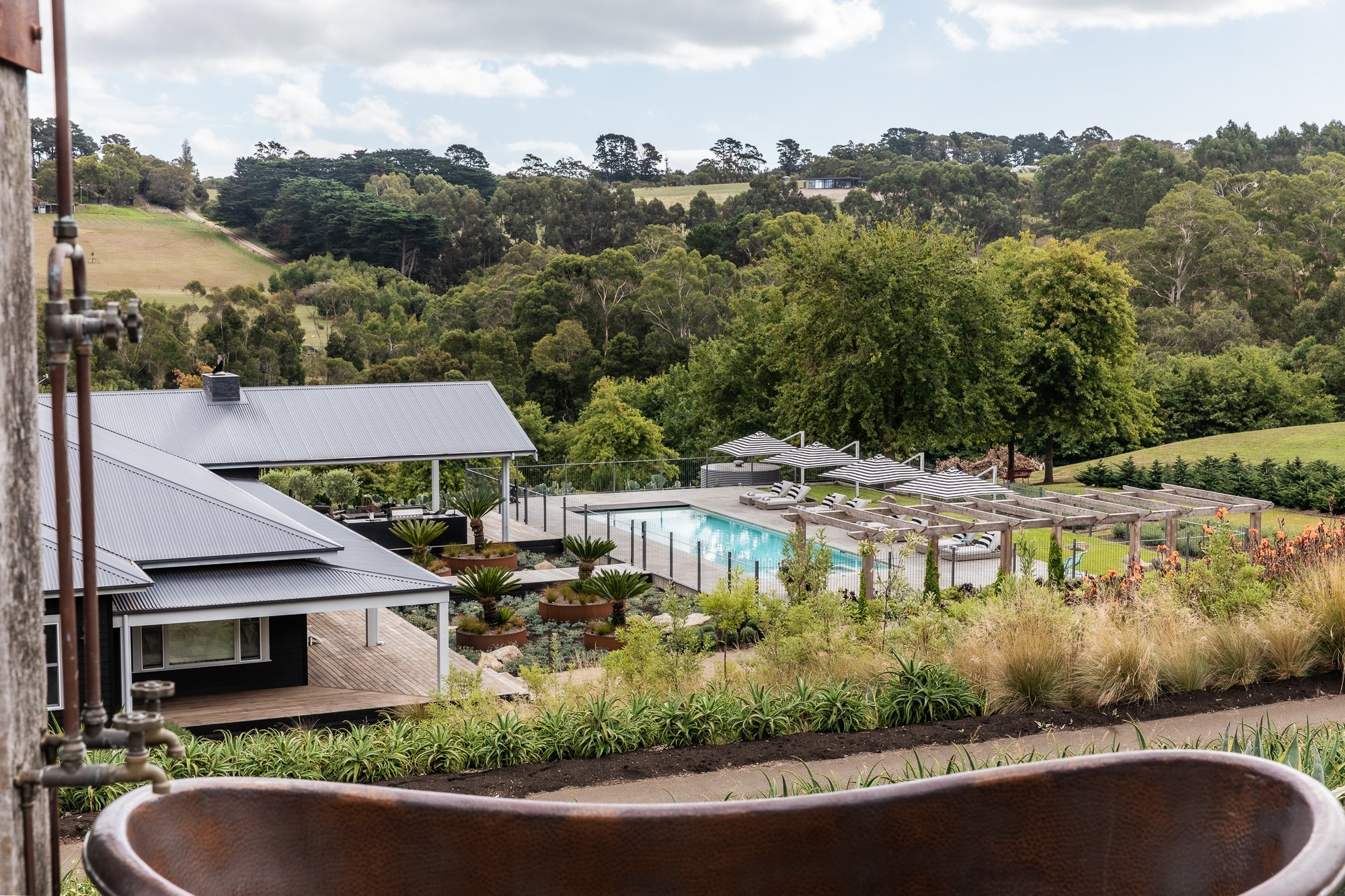In the rolling hills of Red Hill, Pardalotte is a large-scale garden designed to complement the natural beauty of the Mornington Peninsula while offering a striking, modern aesthetic.