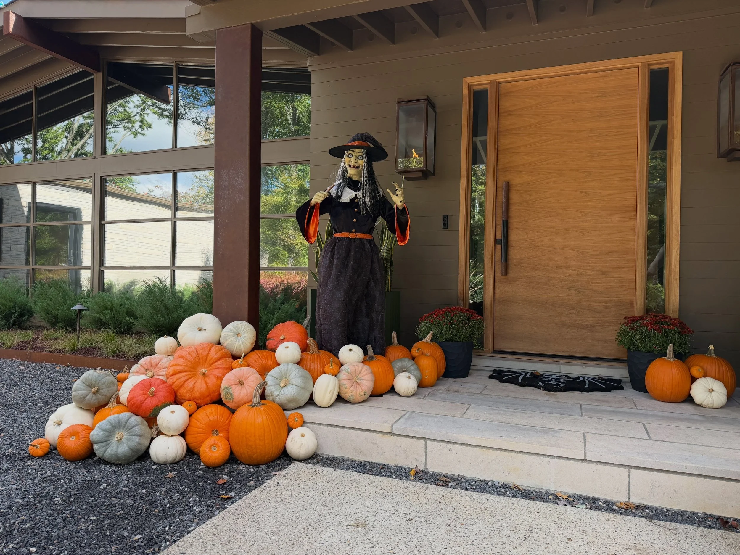 🎃🧙&zwj;♀️ Witch, please&hellip; this porch is SPOOKTACULAR! 🧡

Our Pretty Porch Package got a wickedly fun Halloween twist in Louisville, Kentucky! 👻

A gorgeous mix of heirloom pumpkins, classic oranges, soft whites, and muted greens creates the