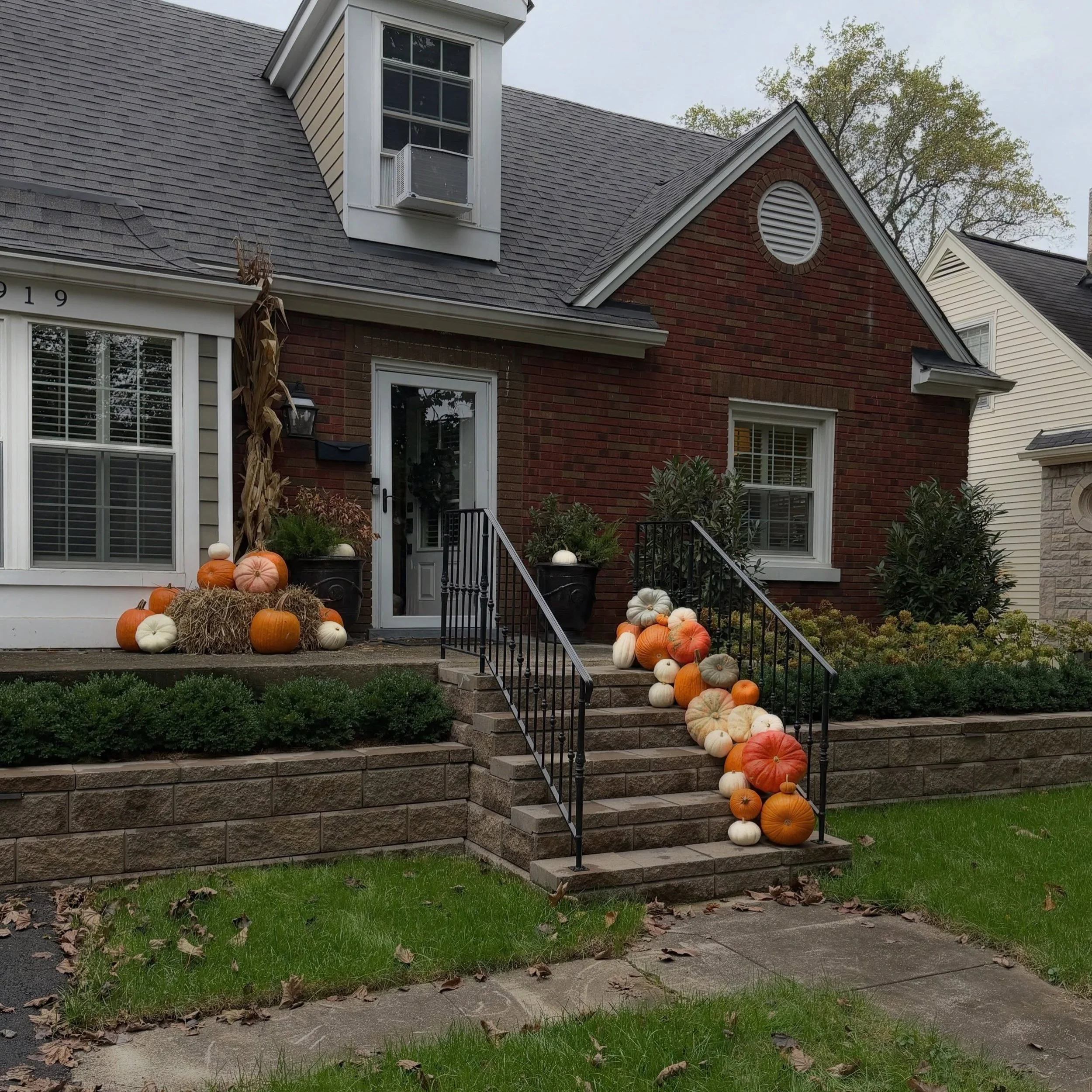 🍂 A little fall magic in Louisville, Kentucky! 🎃

Proof that our Perfectly Polished Package can make a BIG statement! 🧡

This Louisville homeowner already had their own hay bale and cornstalks, so we worked them into the design and added our signa