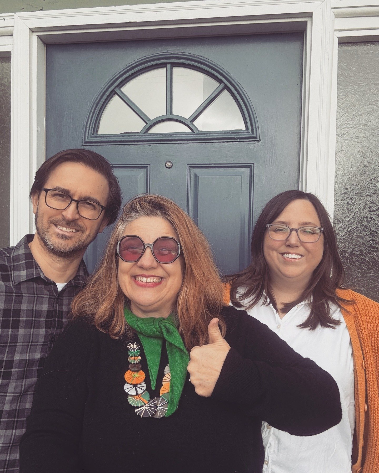 When you sell a teacher a house that is a 10 min walk to her school 🍎 YES! Smiles all around on this one 🌝

Congrats to super smart and sweet folks- they teach, they play music, they are in a curling club! Caitlin and David welcome to the neighborh