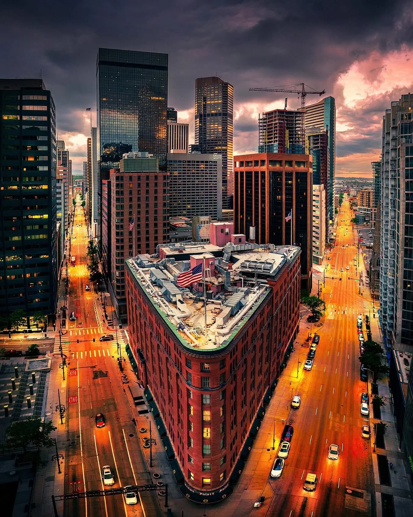 Summer is creeping in and things starting to heat up here in the Mile High City 🌆 ☀️
.
.
.
Photo credit: @davie8thebaby 📸
Incredible photo! 
.
.
.
.
#denvercolorado #summertime #denversunset
