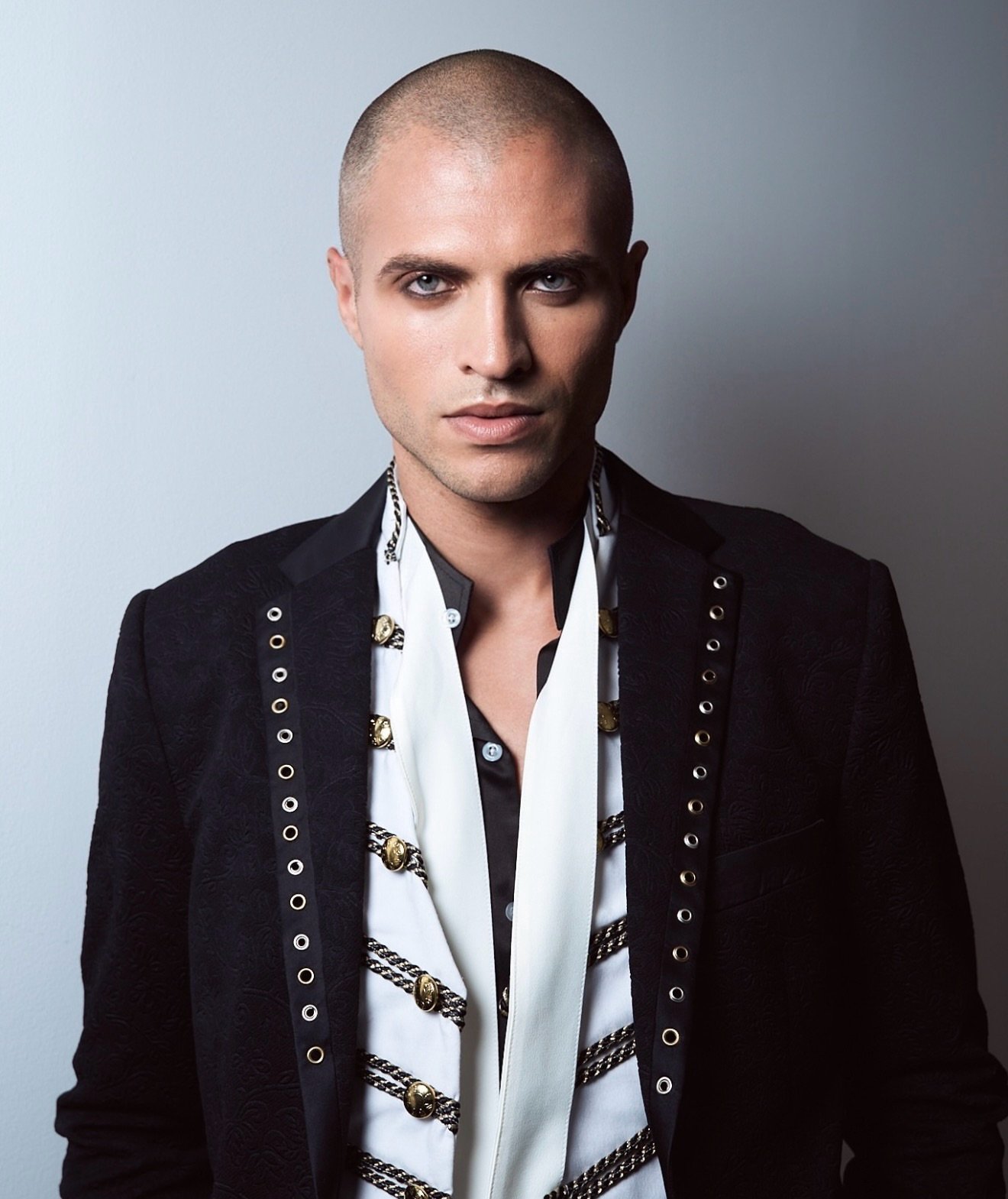 Daniel in NYFW in digital + film 📸🎞️
@paez.photo x @filmkqueen 

For @rootsplataforma