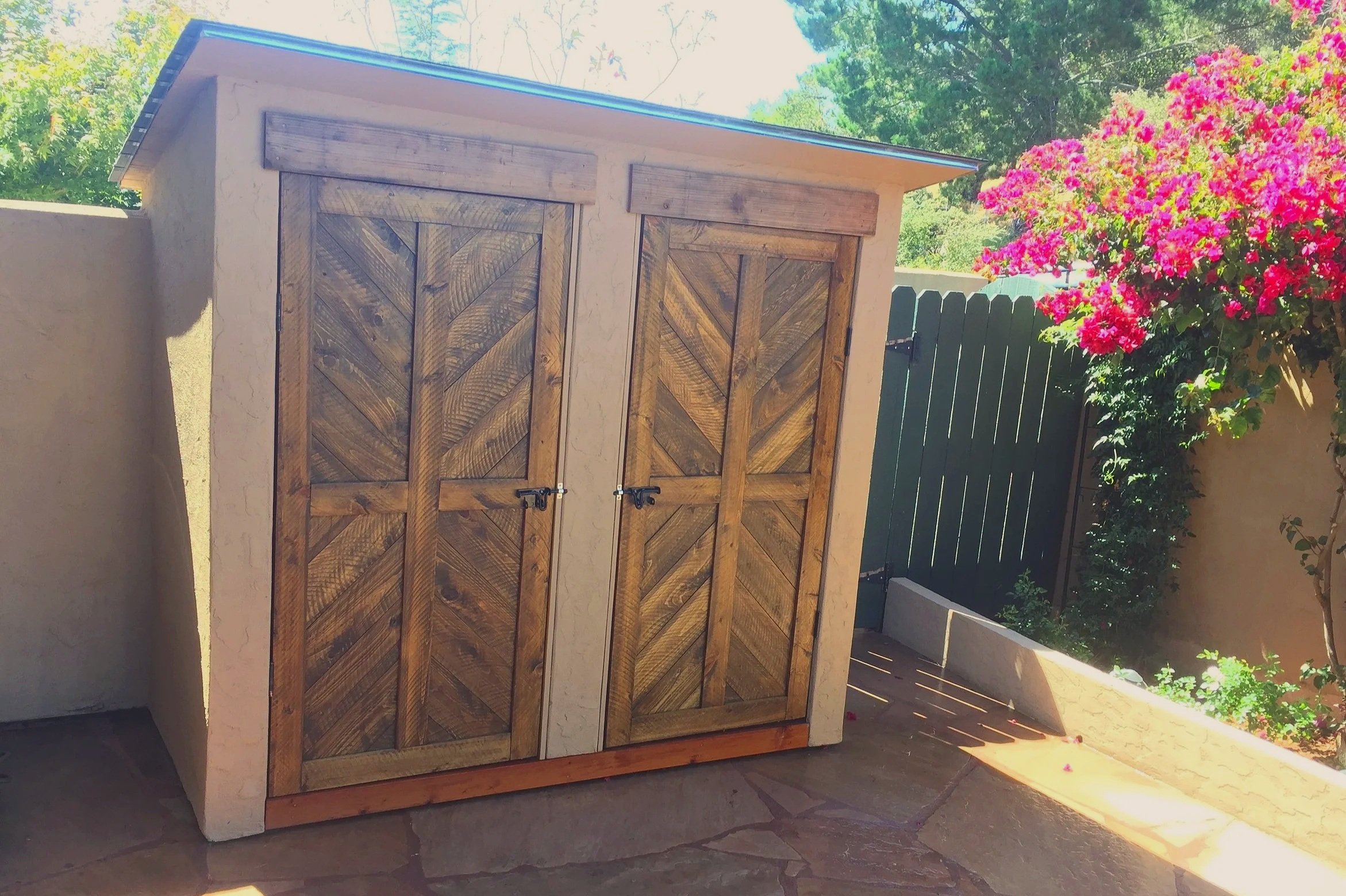 A stucco and wood sheb with double doors in Tiburon, CA.
