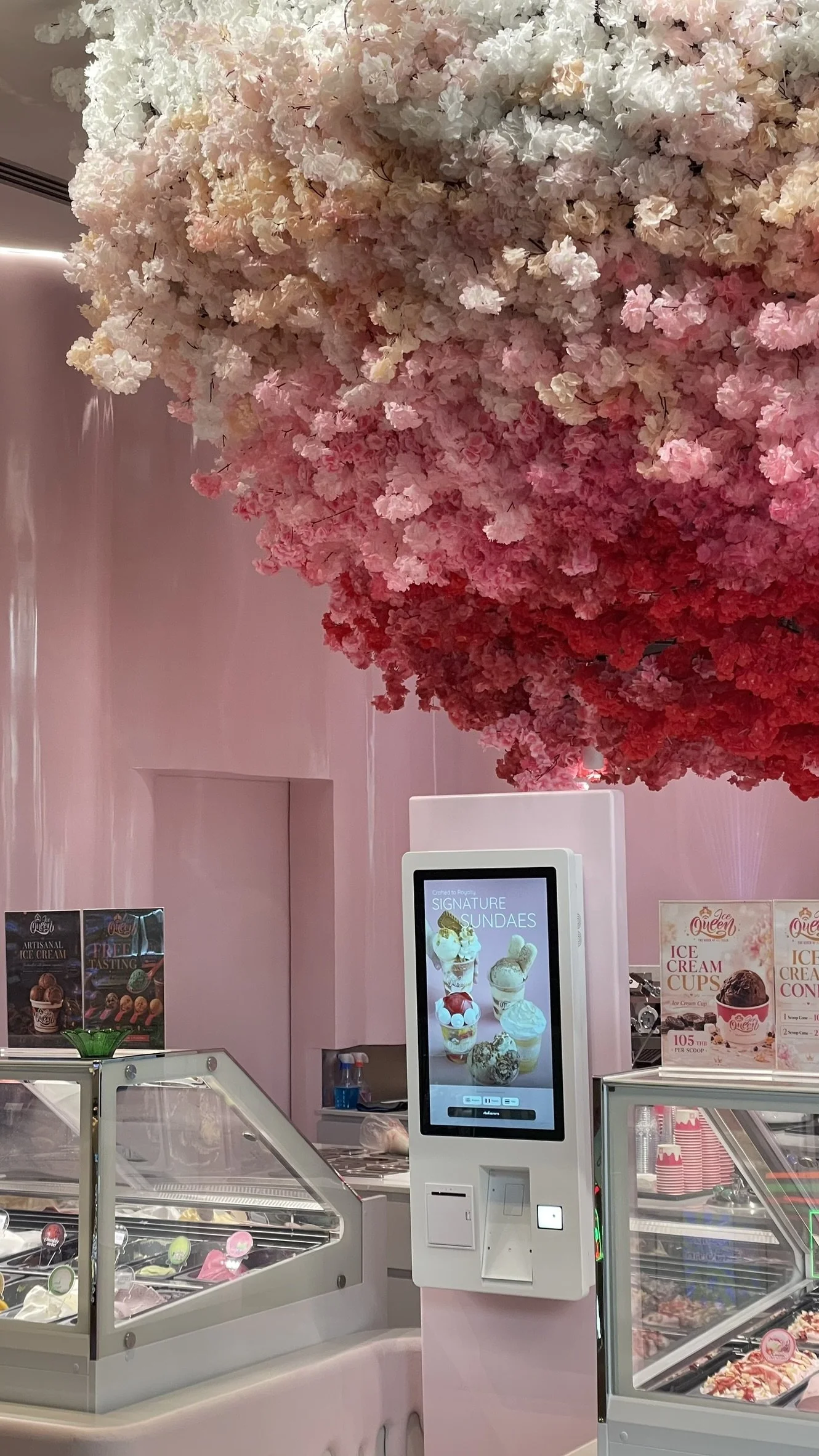 บรรยากาศภายในร้านสุดน่ารัก คุมโทนสีชมพูหวานละมุน ตกแต่งด้วยดอกไม้สวยงามฟรุ้งฟริ้ง ชวนให้แวะมาเช็คอินและลิ้มลองความอร่อย