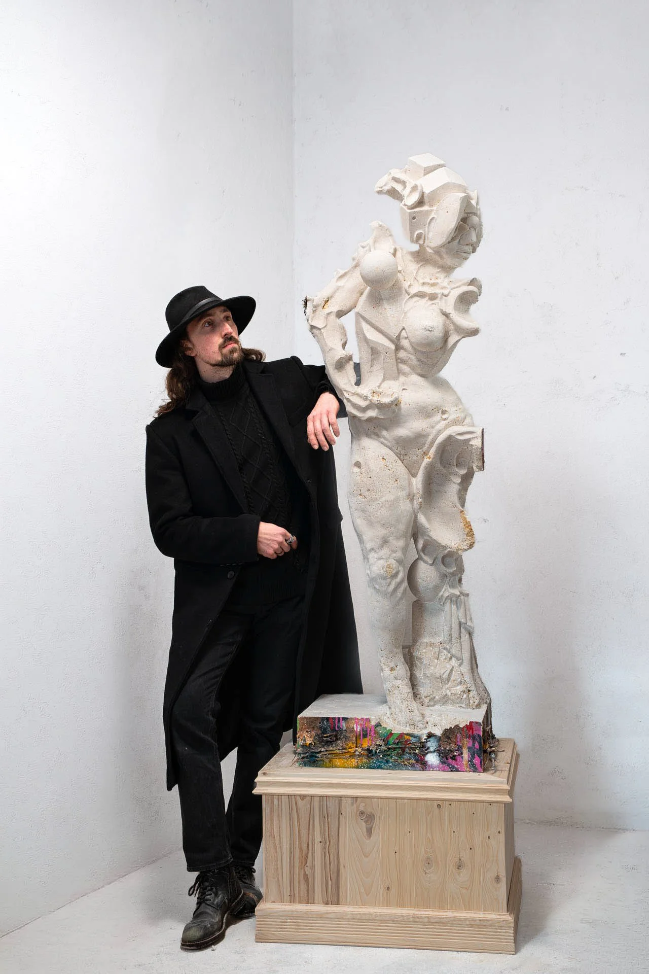 Künstler Eideloth mit Skulptur Ewiges Wachstum