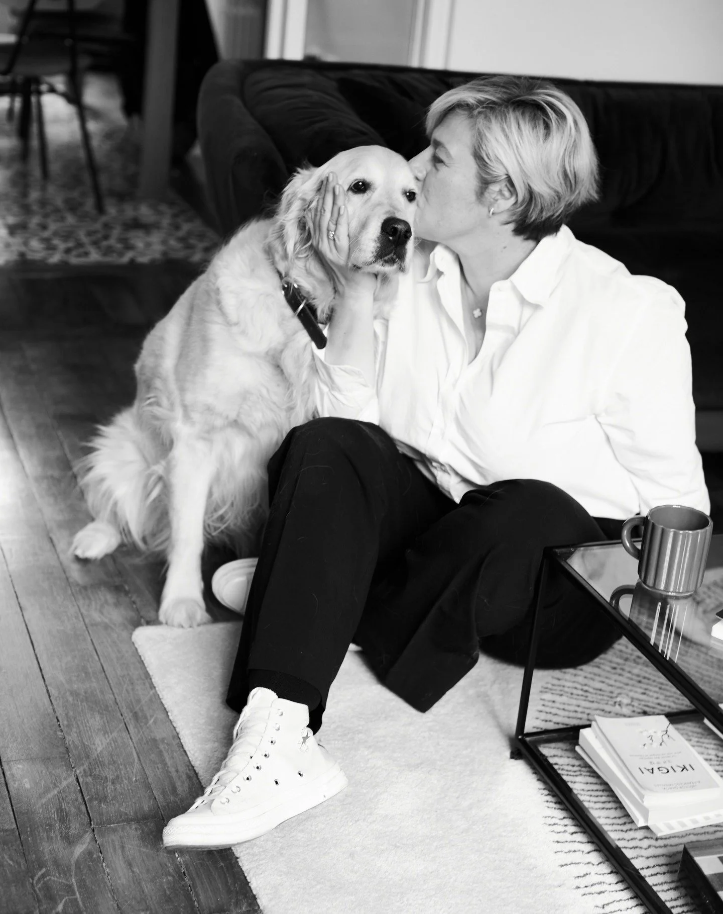 🐾 En pr&eacute;sentiel, je ne suis jamais seule&hellip; 
mon assistante c&rsquo;est Vegas, ma chienne 🐶 golden retriever. Elle m&rsquo;accompagne lors des s&eacute;ances &agrave; Courbevoie ou Neuilly, et disons le franchement : elle vole souvent l