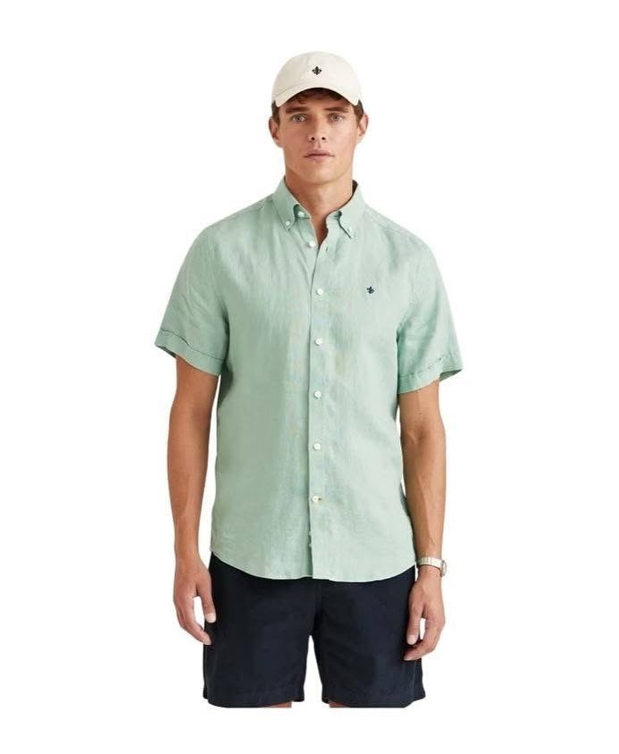 Godt utvalg av linskjorter hos oss i flere farger🤩  b&aring;de kort og langermet 📸#morrisstockholm #linen #shirt #sommer #svolvaer #shoppinglofoten