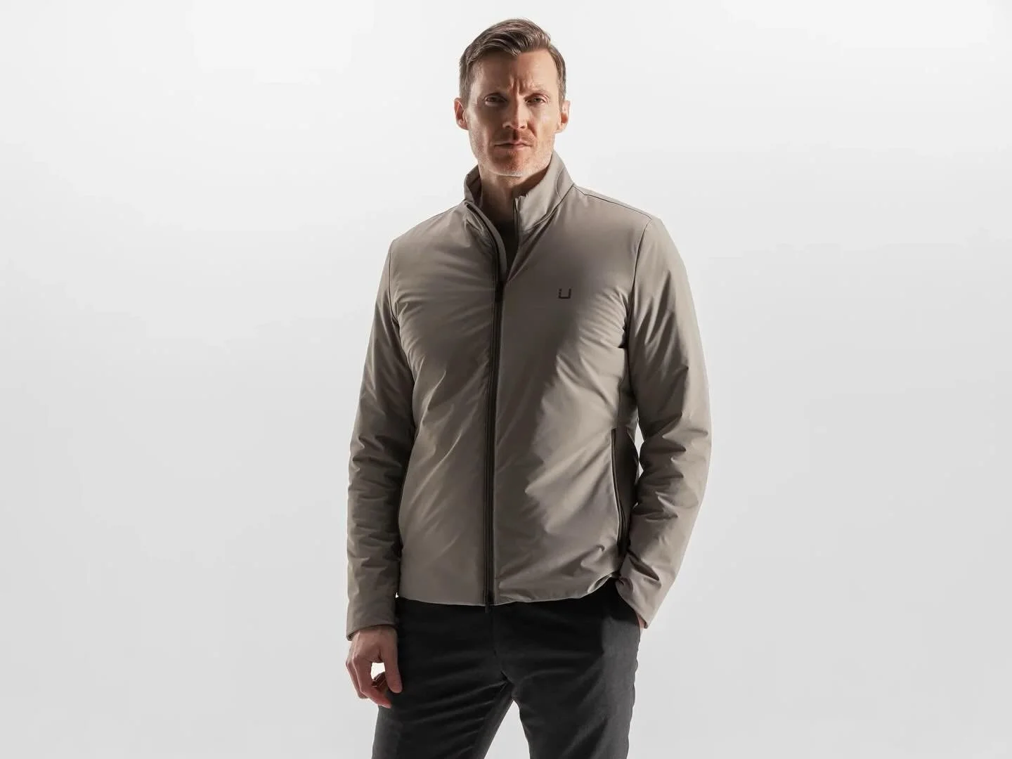 Viper Jacket fra UBR🙌 allsidig, lett jakke med stretch som er vindtett, pustene og isolert med primaloft innovation 
Du finner den hos oss i fargene driftwood, night olive, chalk og bl&aring;
📸#ubr #norwegiandesign #spring #jacket #shoppinglofoten