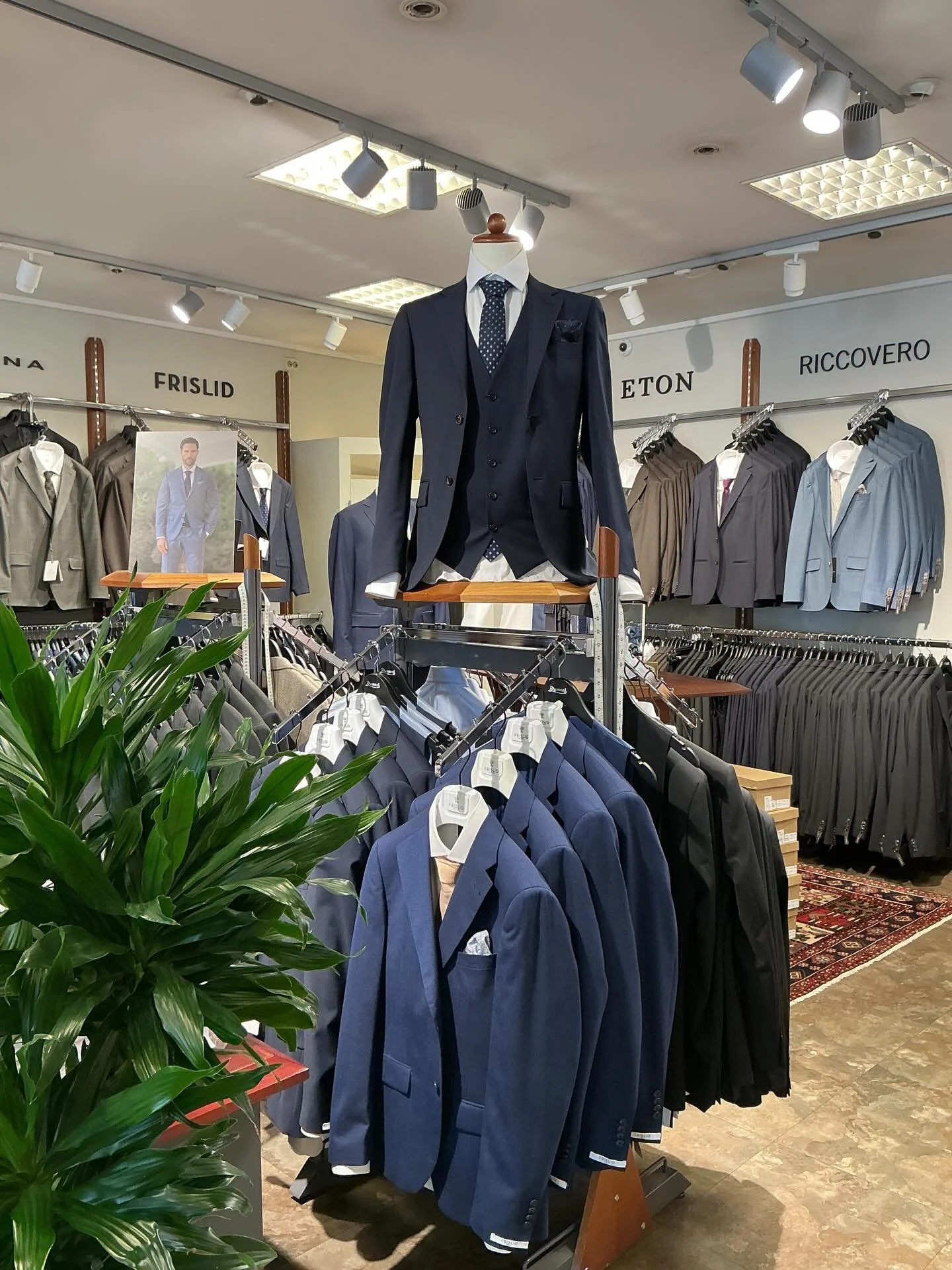 N&aring; st&aring;r v&aring;rens selskaper og begivenheter for tur og vi hjelper deg gjerne &aring; finne antrekket enten det er fest, bryllup eller konfirmasjon #konfirmasjon #suit #frislid #riccovero #shoppinglofoten 
Velkommen