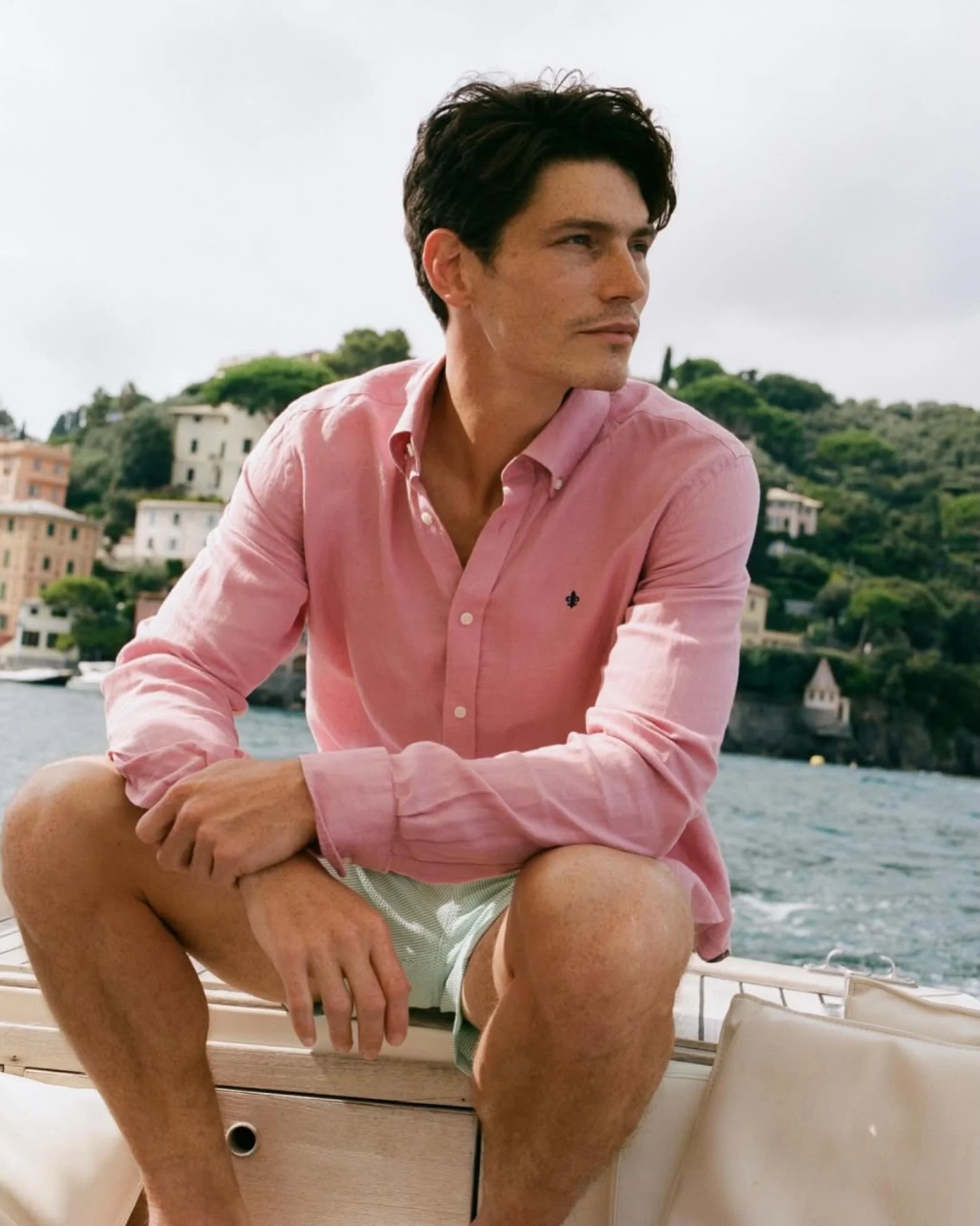 Vi har godt utvalg av linskjorter, kort arm og langermet, kom innom og finn din favoritt 👕#bremnesisvolv&aelig;r #linskjorter 
#sommerinord #mensfashion #shoppinglofoten
