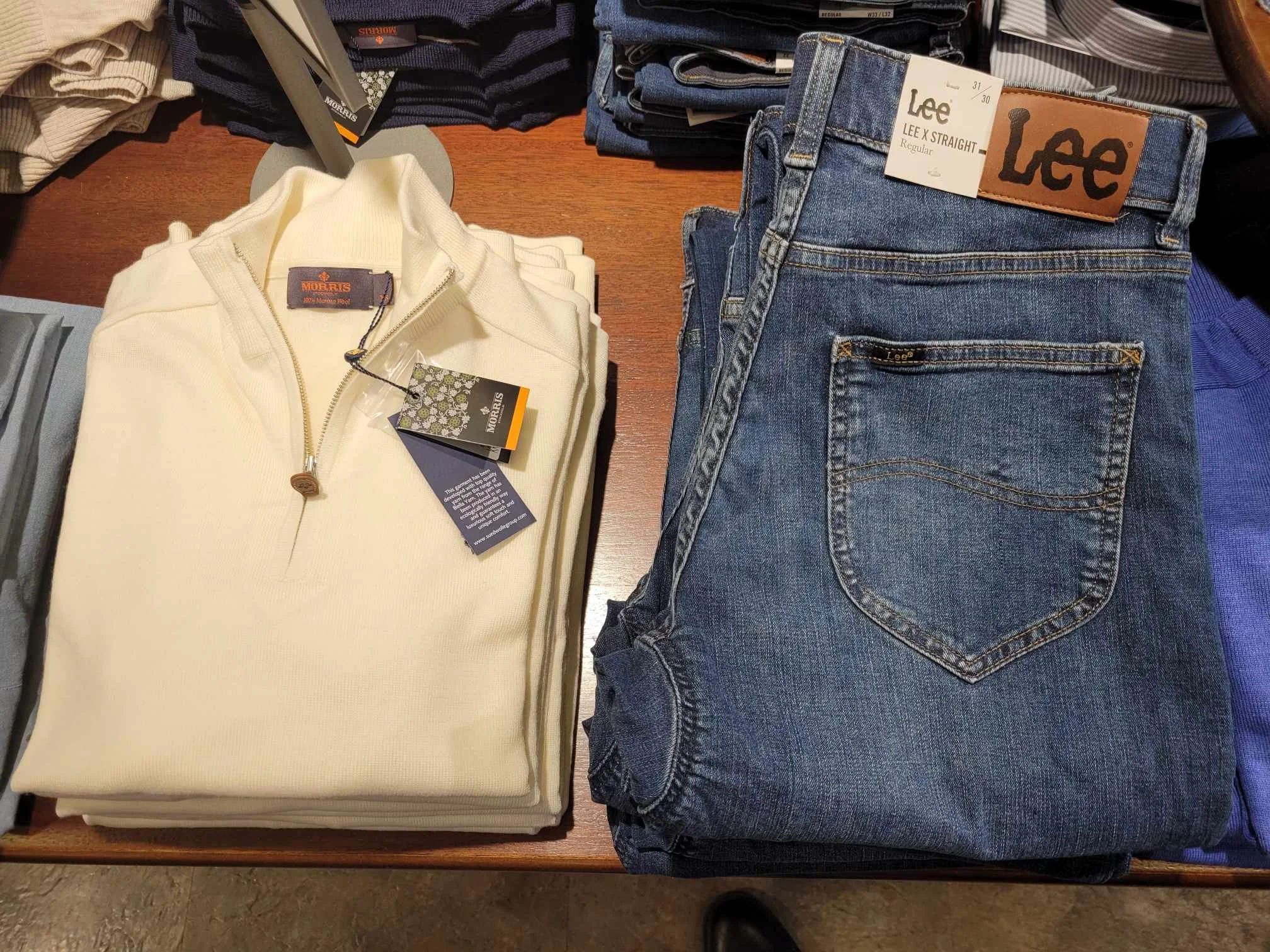 Hvite og blå jeans lagt ut på en butikkbord.