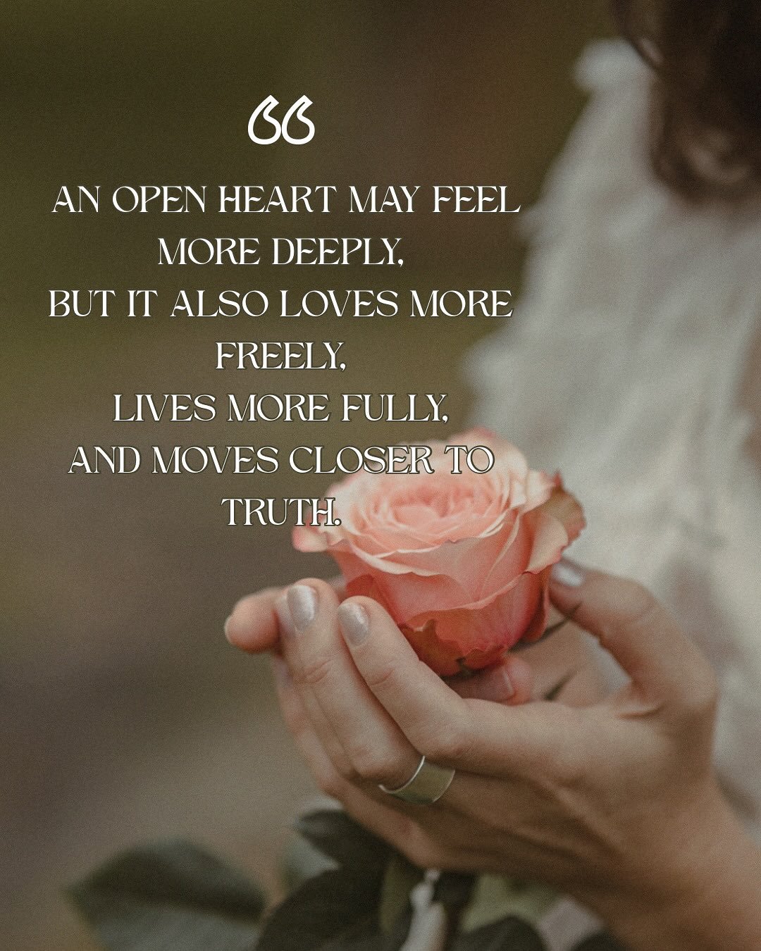 Mit ganzem Herzen zu lauschen ist eine Art zu sein. 
Im Japanischen sagt man: &bdquo;Dem Duft lauschen.&ldquo; 
Das bedeutet, sich mit ruhigem Herzen
auf das Jetzt einzulassen,
das Leben zu empfangen,
ohne es ver&auml;ndern zu wollen.