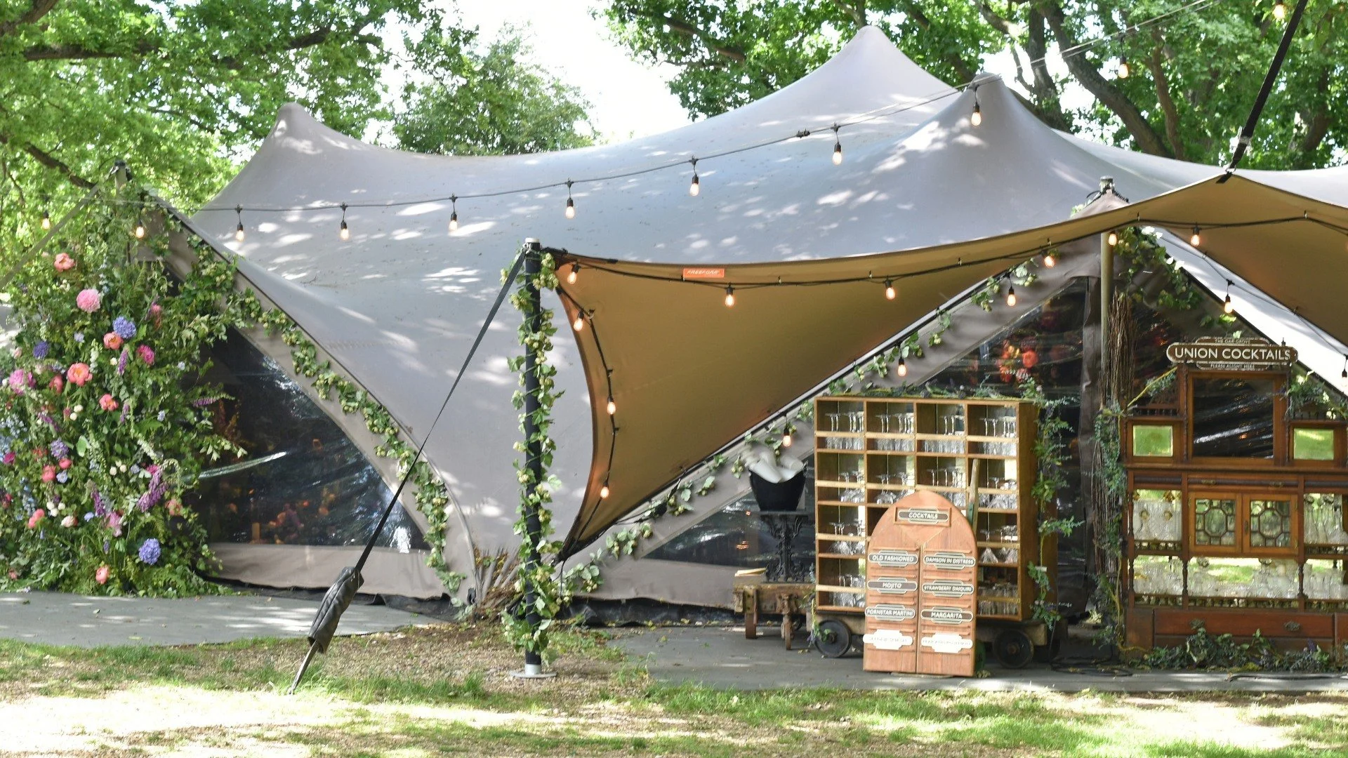 🌿Only One day to go! 

It&rsquo;s that time of year when The Oak Grove goes on tour, hoping to meet many new couples who wish to say "I do" beneath our beautiful oak trees.

We are very excited to be exhibiting at:

🌳SIGNATURE Wedding Sho