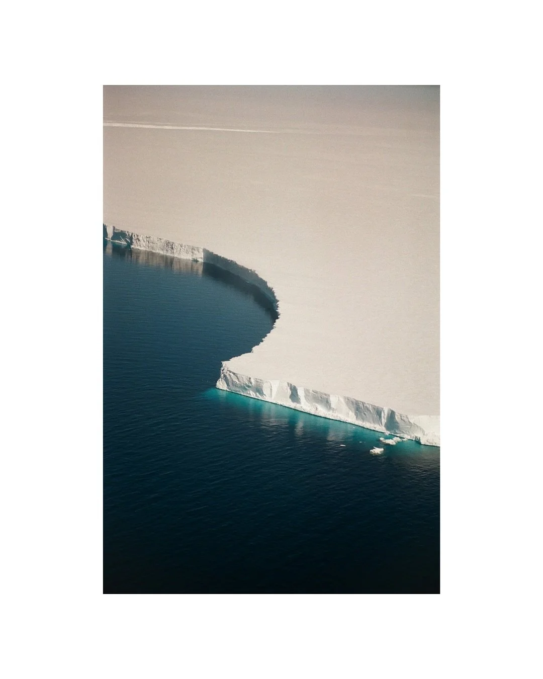 The bottom of the earth is real, real pretty✨🧊🇦🇶

#IceShelf #IceBergs #Antarctica #35mmFilm #Portra400 #AntarcticaOnFilm