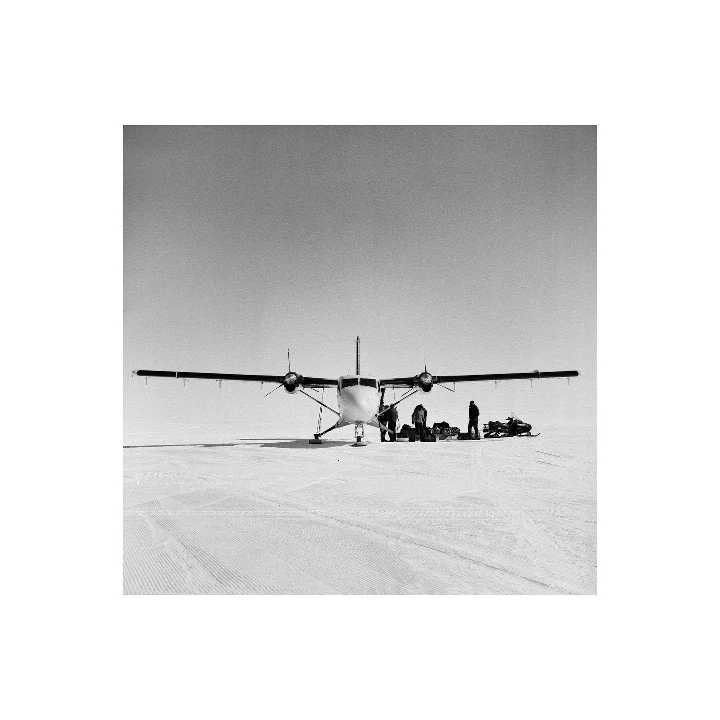 Seeing the @saef_arc team off on Christmas Day🇦🇶🎞️🎄 

(And a moment for the Twin Otter🤌🏼✨)

#YashicaD #120Film #IlfordFP4 #DeHavillandTwinOtter #SAEFGoesSouth #WhiteDesertAntarctica