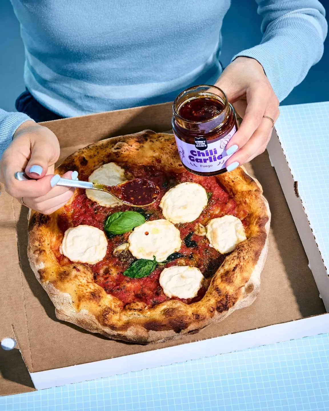 Brrr🥶 Es ist auf einmal so kalt geworden, dass wir uns am liebsten den ganzen Tag in eine dicke Decke packen w&uuml;rden 

Aber wir haben da einen kleinen Life-Hack f&uuml;r euch 🤫
Einfach 1-2 L&ouml;ffel Chili Garlic Fuego essen und schon w&auml;r