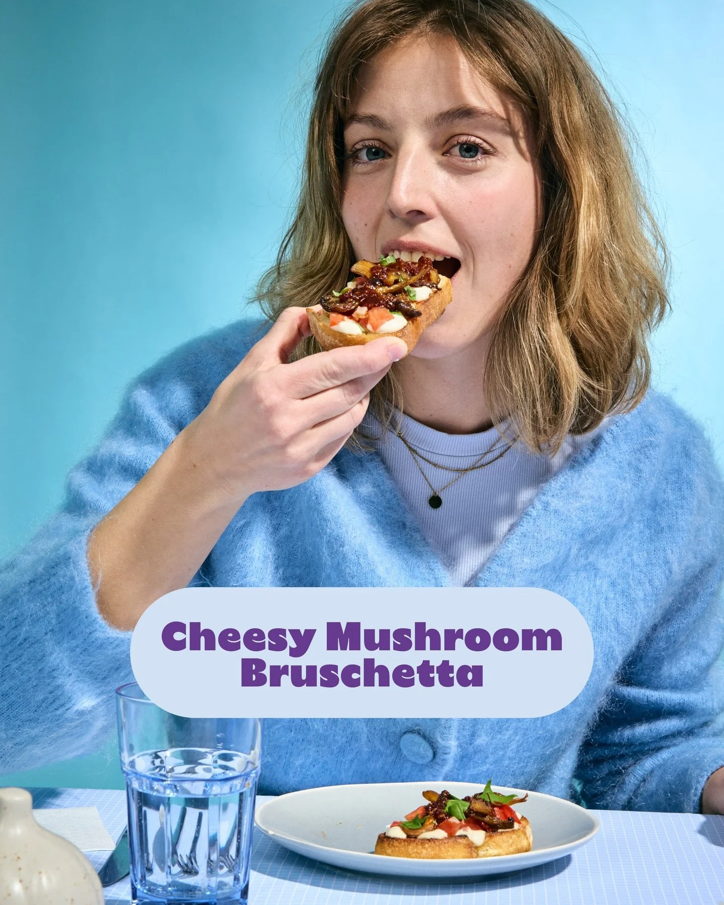 Happy Friday 🥳
Anl&auml;sslich zum Wochenende haben wir mal wieder ein kleines Rezept f&uuml;r euch - und es ist eins unserer all time favorites, weshalb wir es auch extra f&uuml;r unser Fotoshooting letztes Jahr zubereitet haben 😌

Und zwar Cheesy