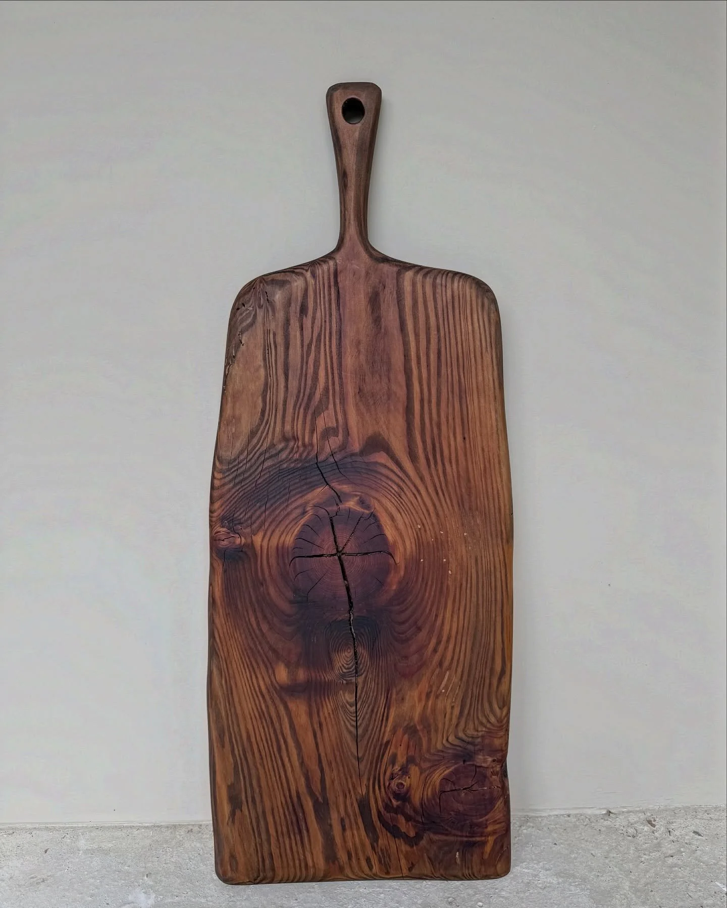 New selection of chopping/serving boards .
Available on my website now .

#interiordecor #interiordesign #interiordesigner #rusticinterior #furnituredesign #furniture #themooph #furnituremaker #reclaimedwood #reclaimedwoodfurniture #handmadefurniture