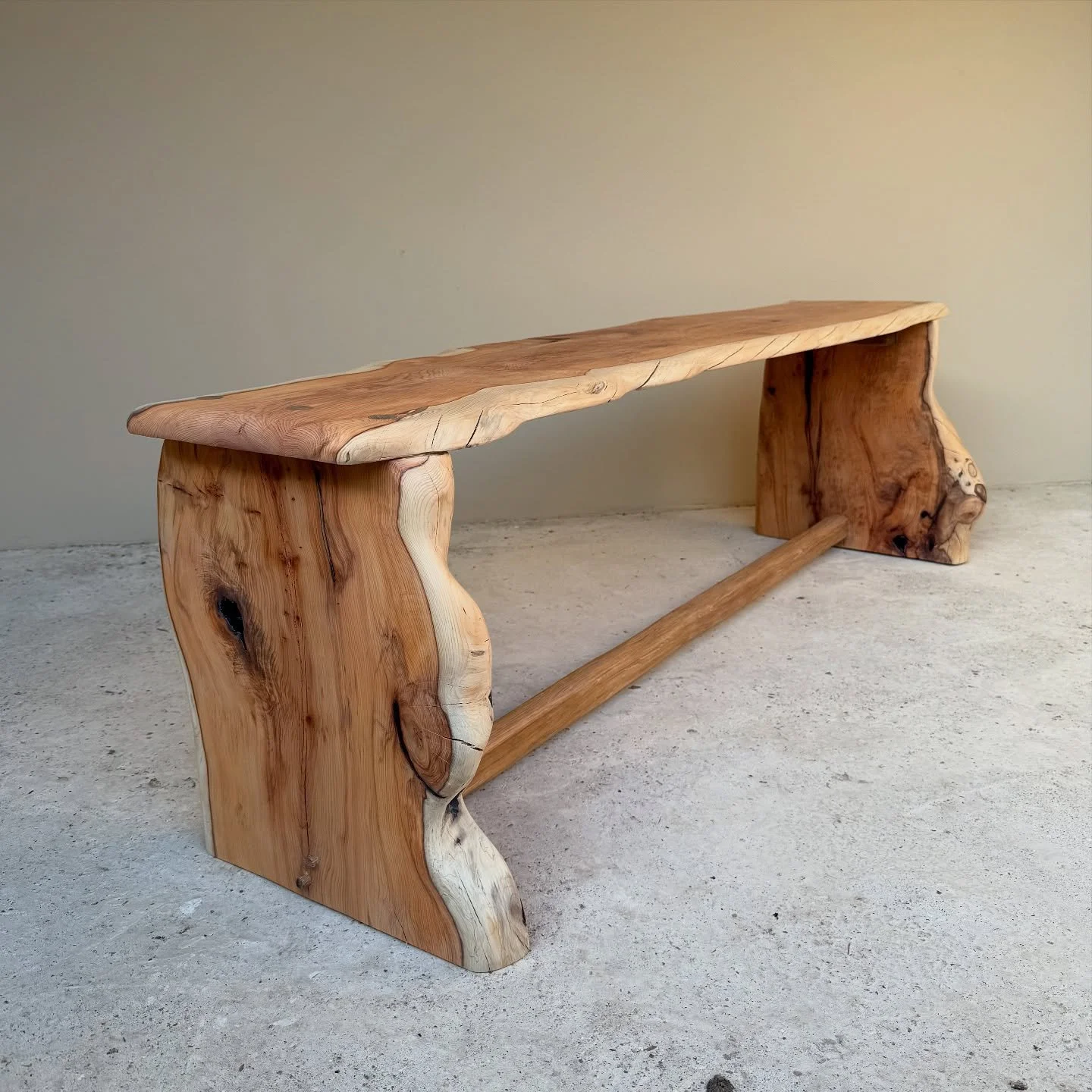 Yew bench finished today .
This is one of two being made , finished with a hard wax oil for a pale natural finish .
Available on my website now .

#interiordecor #interiordesign #interiordesigner #rusticinterior #furnituredesign #furniture #themooph 