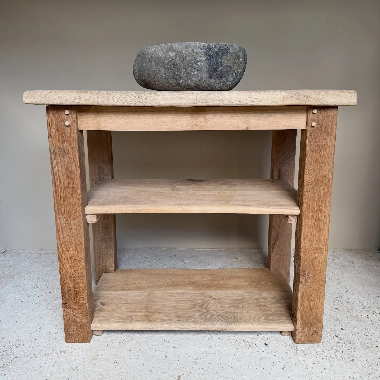 Just finished this English Oak sink unit , it has a beautiful stone sink and is just about to be fitted into its new home .

#interiordecor #interiordesign #interiordesigner #rusticinterior #furnituredesign #furniture #themooph #furnituremaker #recla