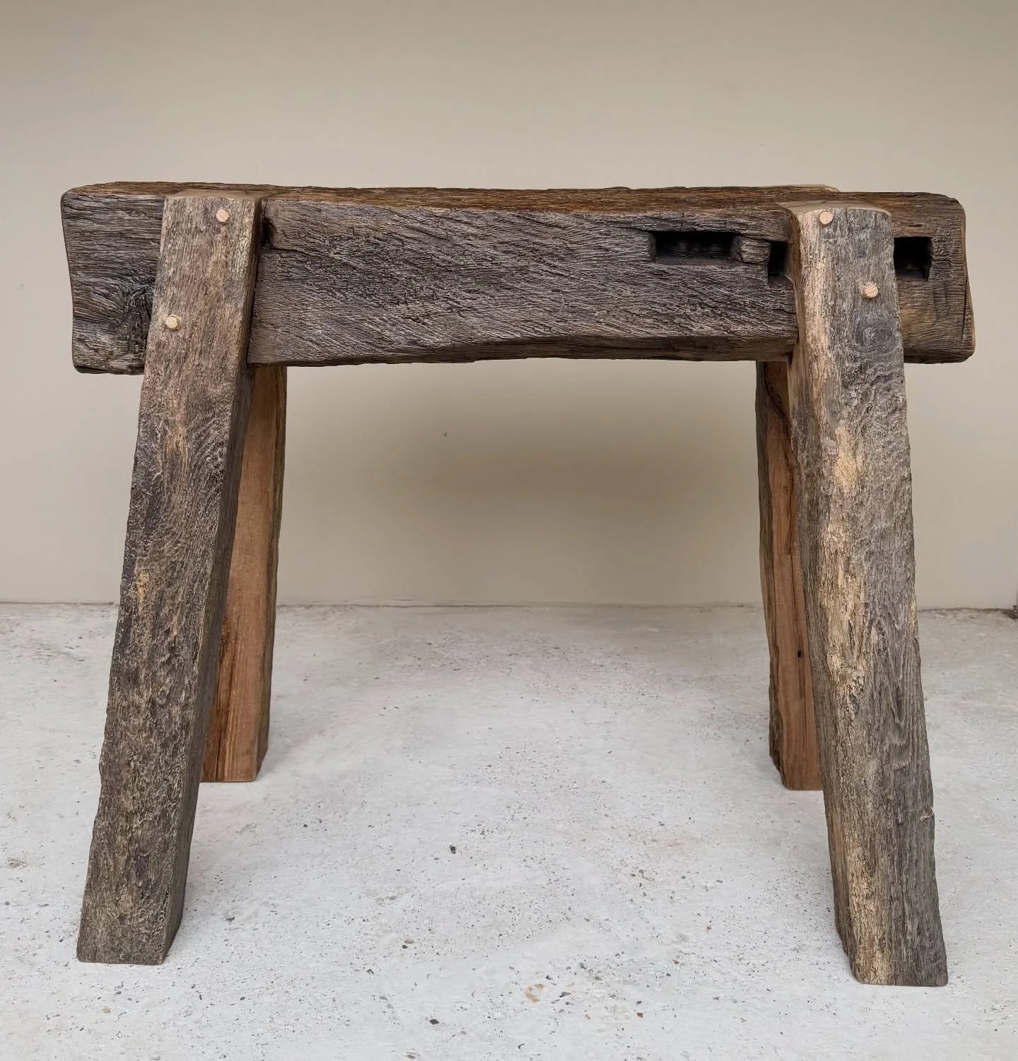 This stunning rustic console table made from reclaimed English Oak is available on my website now .

#interiordecor #interiordesign #interiordesigner #rusticinterior #furnituredesign furniture themooph furnituremaker reclaimedwood reclaimedwoodfurnit