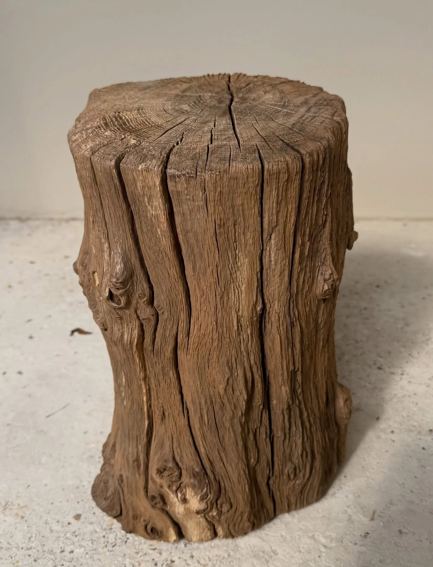 Lovely Old Oak .

#interiordecor #interiordesign #interiordesigner #rusticinterior #furnituredesign furniture themooph furnituremaker reclaimedwood reclaimedwoodfurniture handmadefurniture hampshire hampshirefurniture modernrustic homedecor interiors