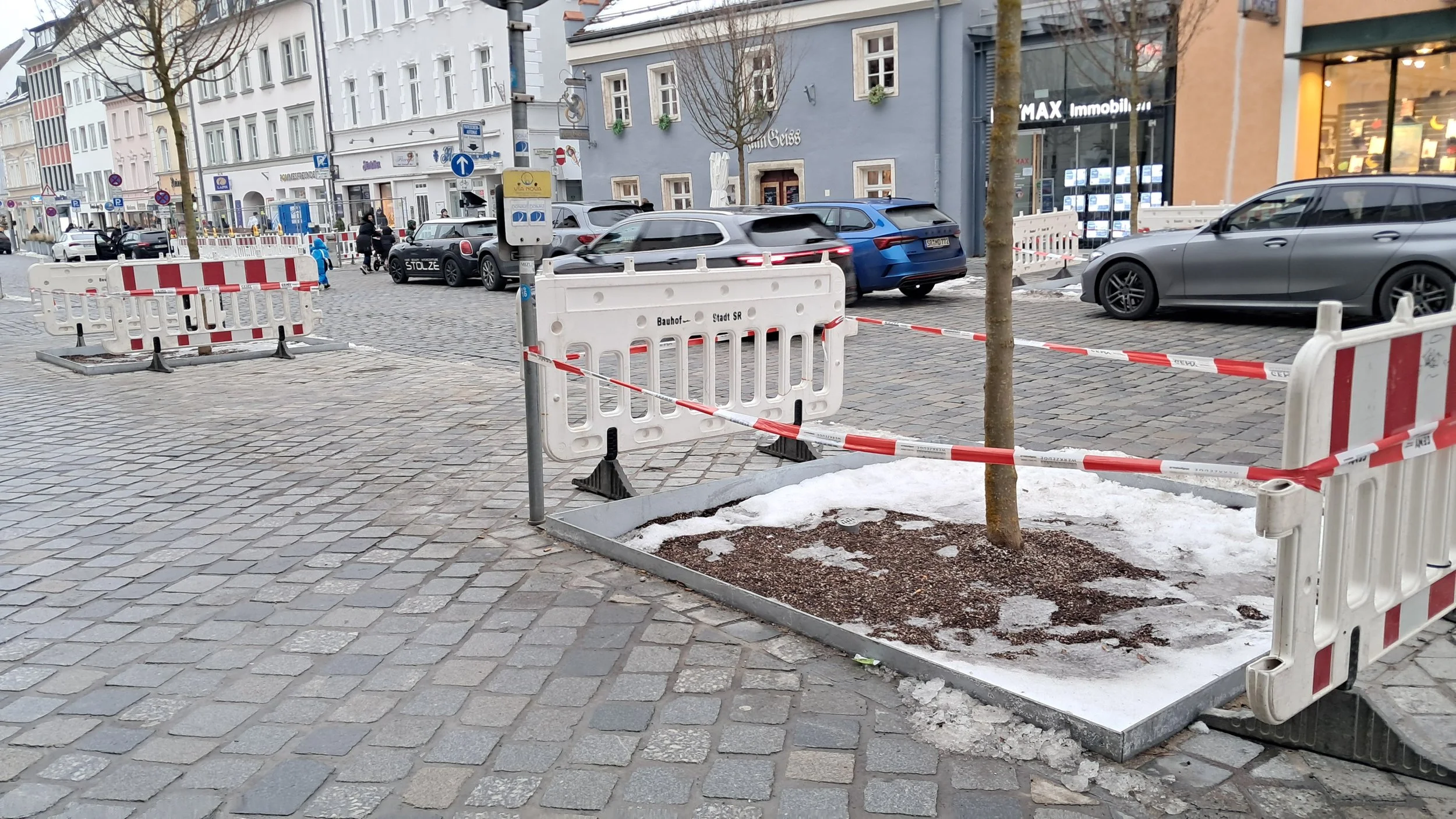 Stürze ins Baumbeet