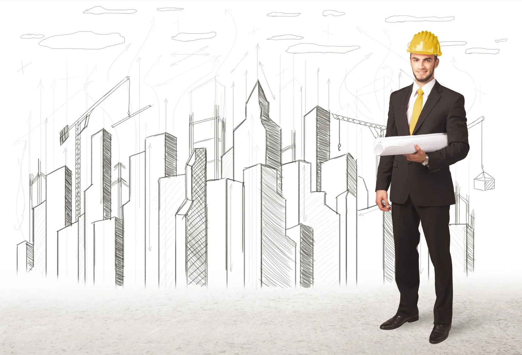 Un uomo in abbigliamento formale con un casco da cantiere giallo tiene in mano dei progetti, davanti a un bozzetto di un skyline di grattacieli disegnato con linee nere su uno sfondo bianco.
