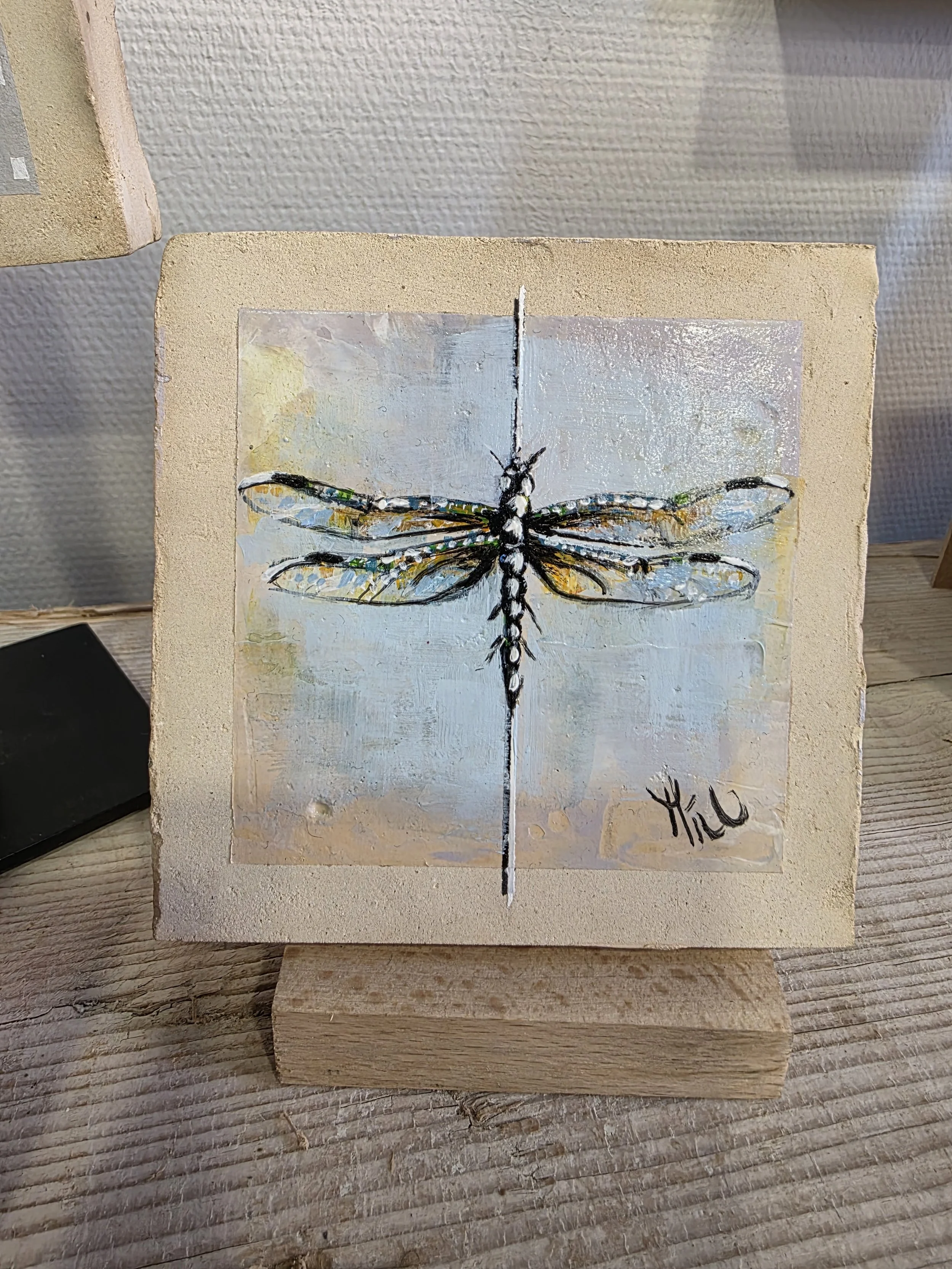 Libelle, Acryl auf handgearbeiteter Tonfliese, 10x10cm, inkl. Ständer