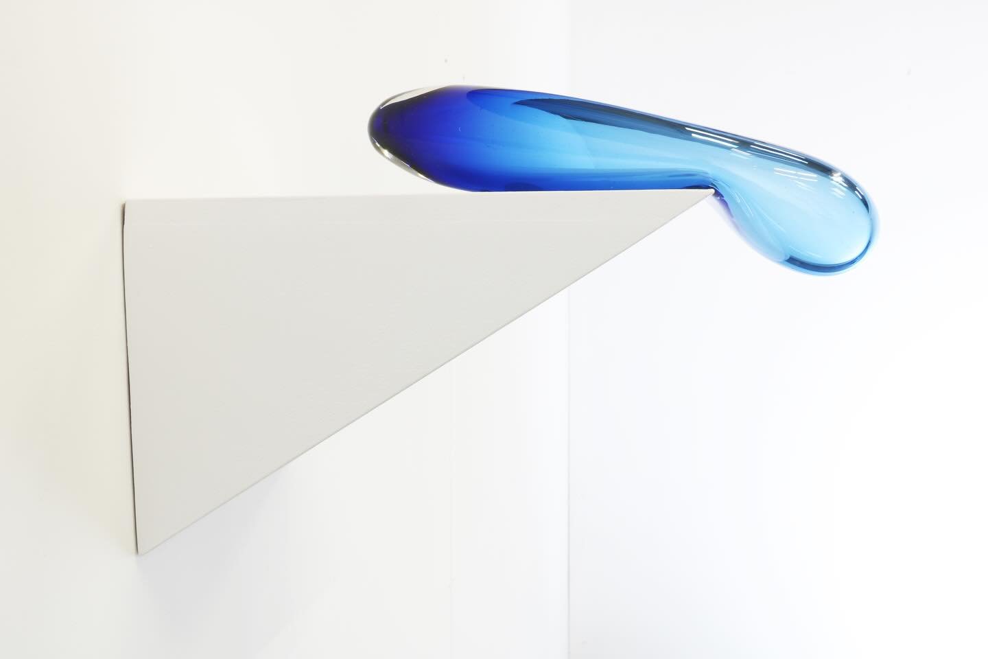 🖤Black and Blue💙
I&rsquo;m pleased to announce that my sculptures &ldquo;On the Edge (Blue)&rdquo; and &ldquo;Crush (Black)&rdquo; will be on show at @londonartfair this week. 
On the Edge with @royal_sculptors / @tmlighting curated by @hannah_payn