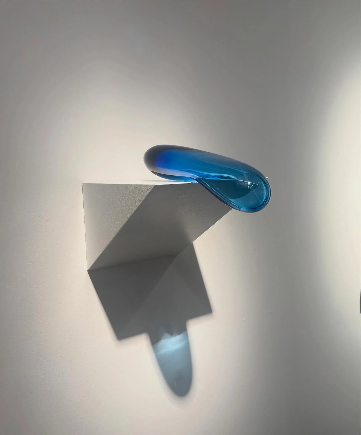 Really thrilled with the lighting of my sculpture &lsquo;On the Edge (Blue)&rsquo; by @tmlighting curated by @hannah_payne_art 
On show until Sunday pm @londonartfair Stand G6 with 30% of the proceeds going to @royal_sculptors charity. #artfair #arta
