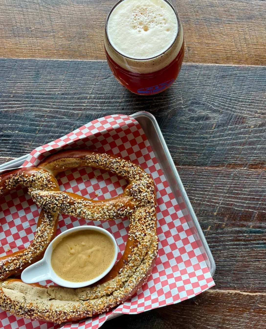 Everything bagel big boy pretzel 🤝 Hanktoberfest

#hankhudsonbrewing #explorelocal #IDrankwithHank #Hanktoberfest